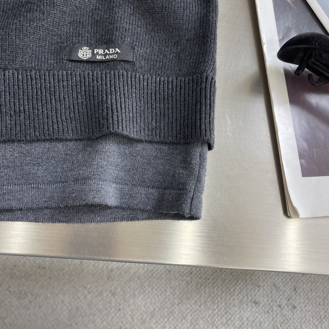 -PRAD 假两件针织毛衣这款PD针织圆领上衣采用意大利进口的高支混纺羊毛纱线织造，经双股并线工艺处理，