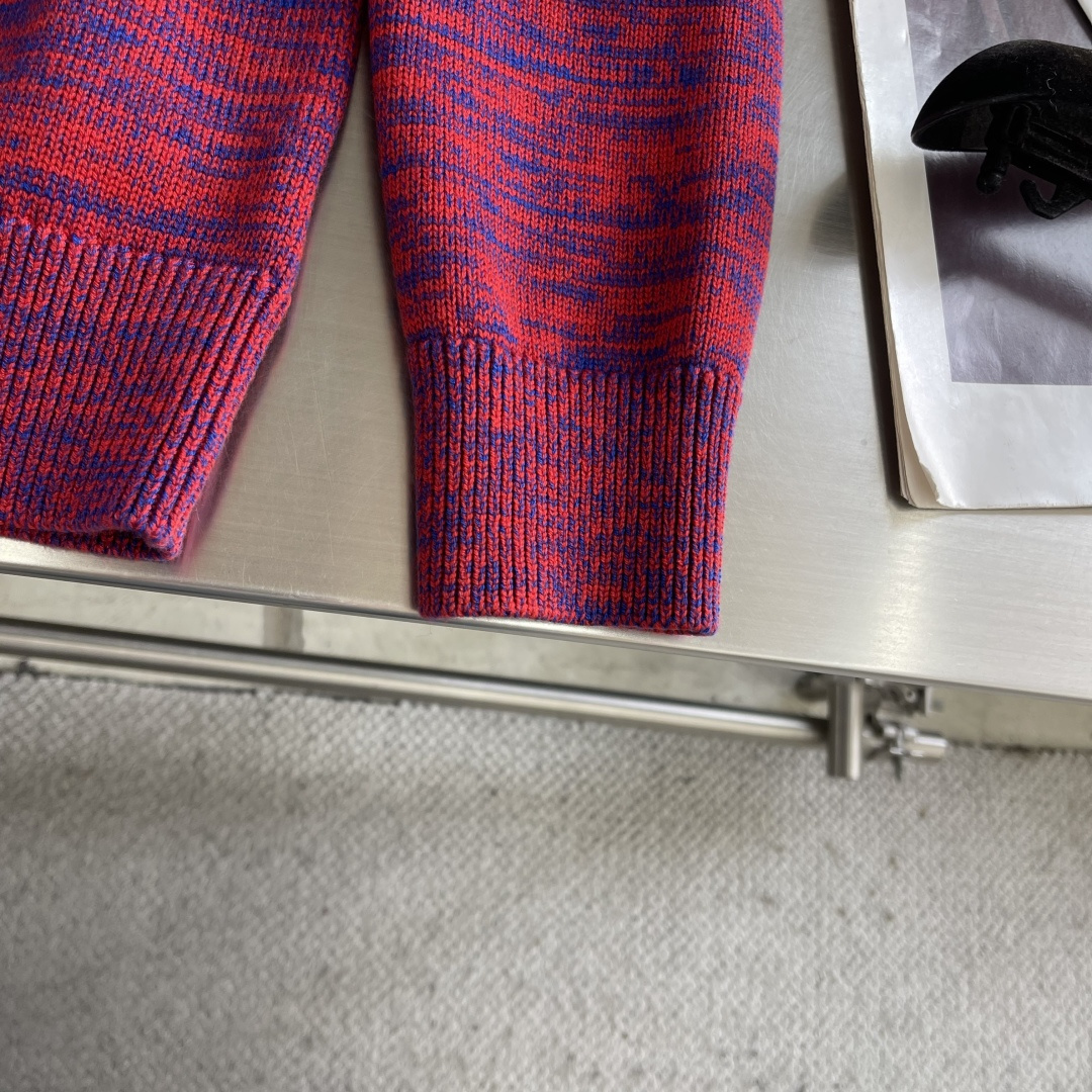 -CELIN 拼纱logo刺绣毛衣克重：约800克。该毛衣采用高领针织工艺，领口纹理紧密且富有弹性，既保