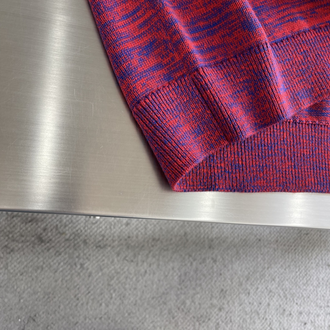 -CELIN 拼纱logo刺绣毛衣克重：约800克。该毛衣采用高领针织工艺，领口纹理紧密且富有弹性，既保