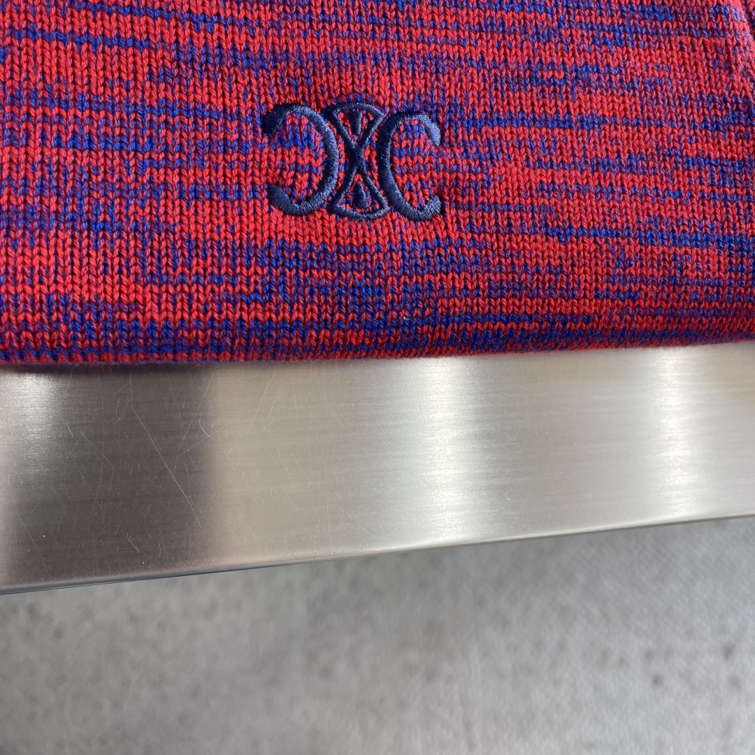 -CELIN 拼纱logo刺绣毛衣克重：约800克。该毛衣采用高领针织工艺，领口纹理紧密且富有弹性，既保