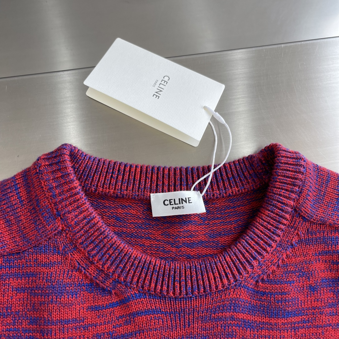 -CELIN 拼纱logo刺绣毛衣克重：约800克。该毛衣采用高领针织工艺，领口纹理紧密且富有弹性，既保