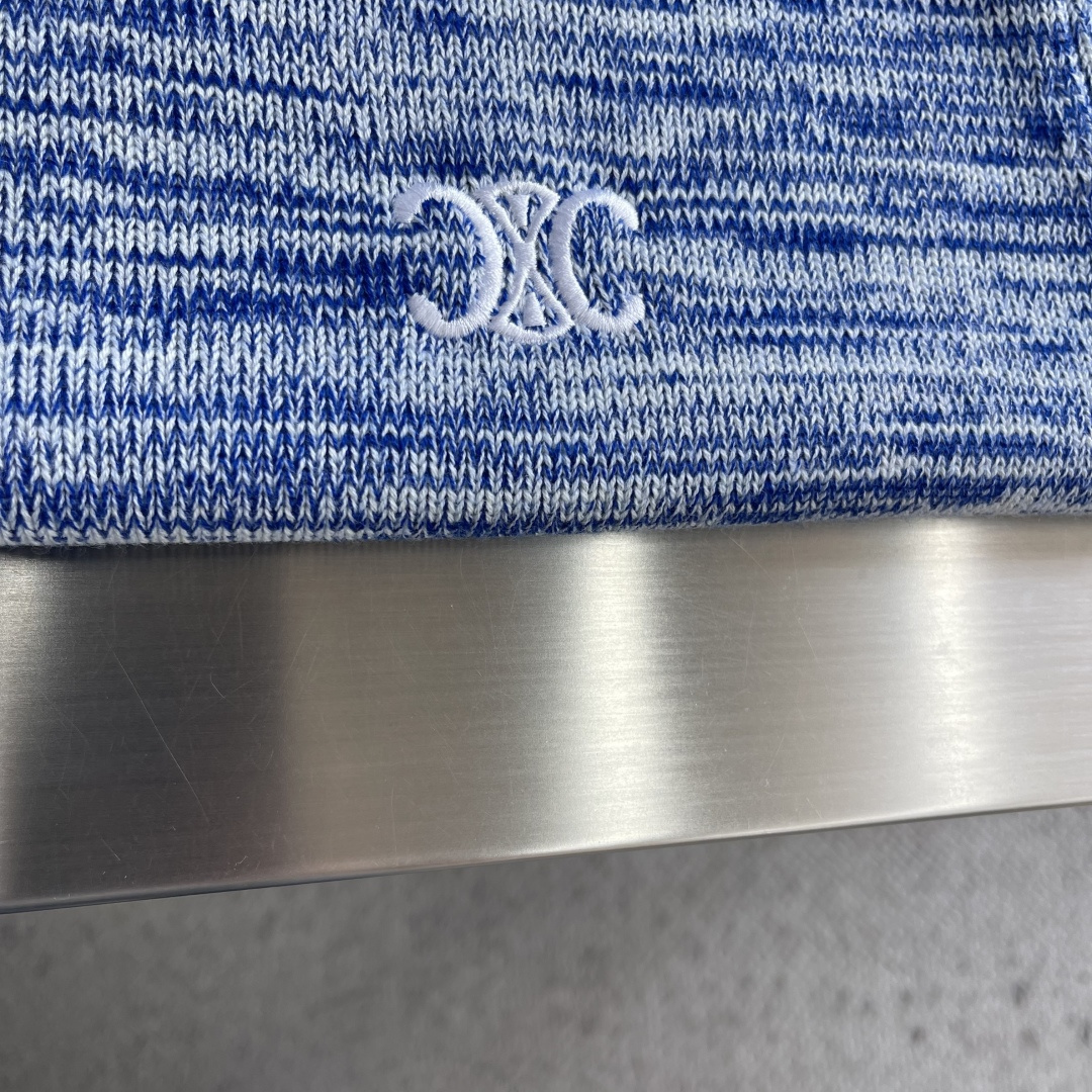 -CELIN 拼纱logo刺绣毛衣克重：约800克。该毛衣采用高领针织工艺，领口纹理紧密且富有弹性，既保