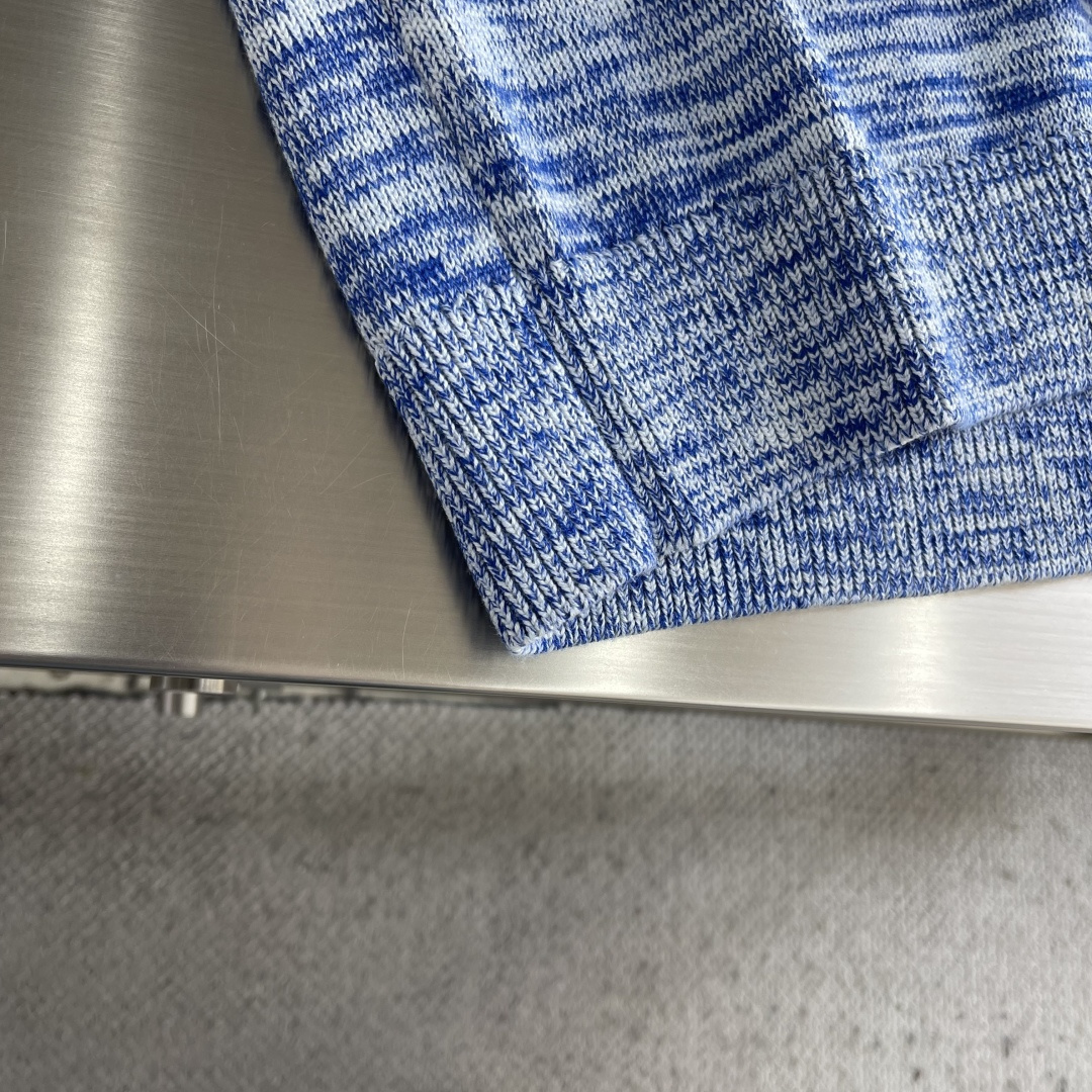 -CELIN 拼纱logo刺绣毛衣克重：约800克。该毛衣采用高领针织工艺，领口纹理紧密且富有弹性，既保