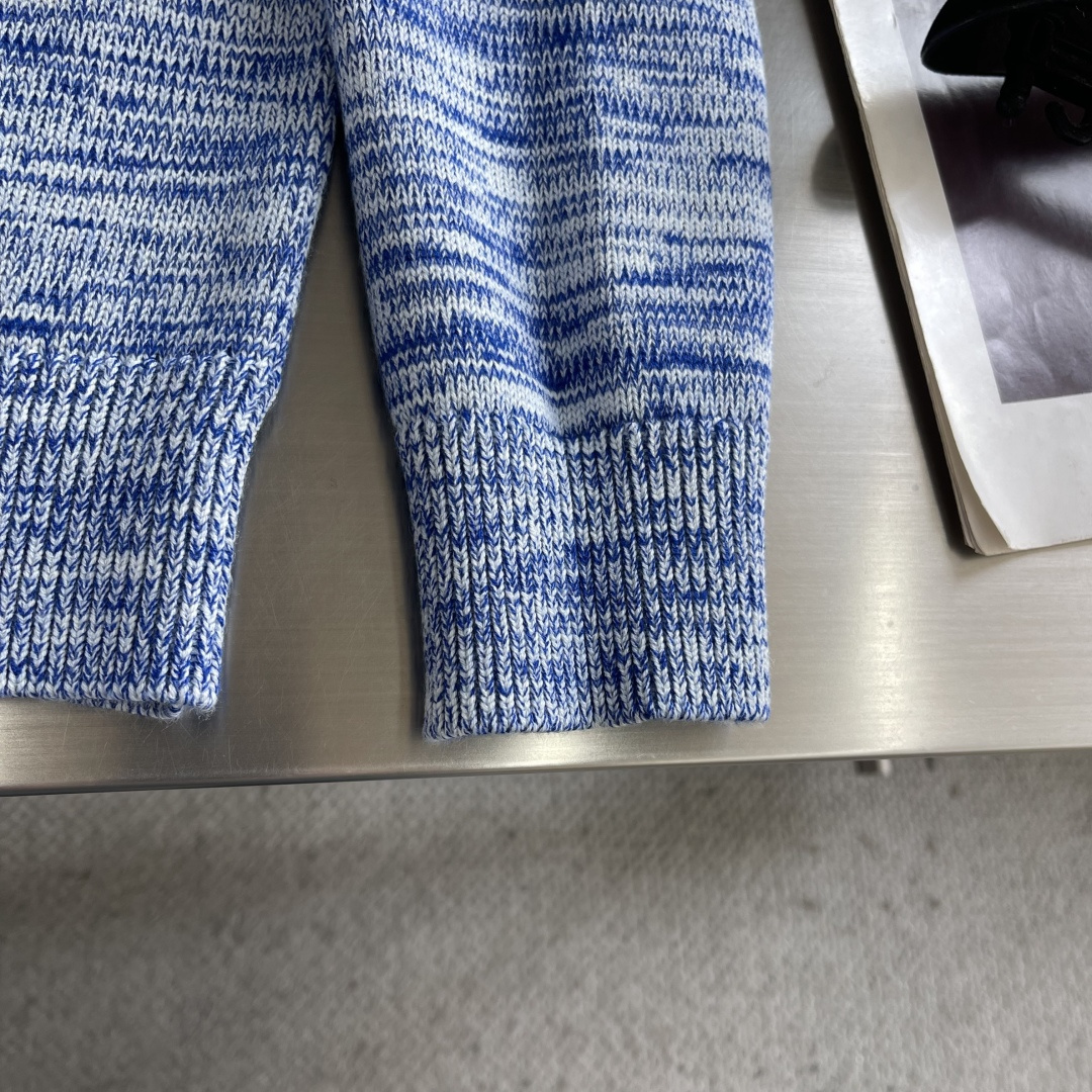 -CELIN 拼纱logo刺绣毛衣克重：约800克。该毛衣采用高领针织工艺，领口纹理紧密且富有弹性，既保