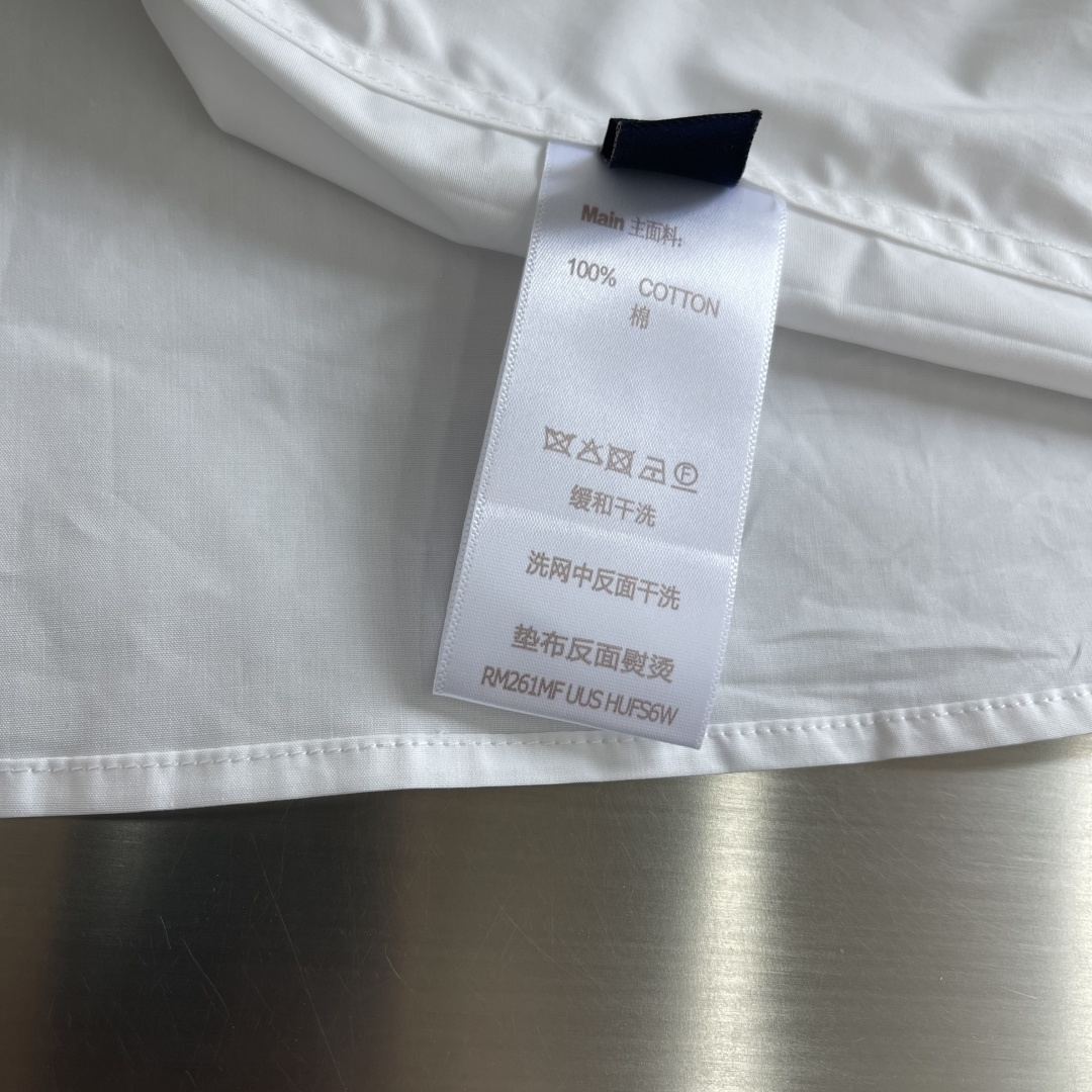 -驴牌 26ss新款长袖标识衬衫本款由棉质府绸剪裁的挺括衬衫，因 2026 年春夏秀场的 1V Lega
