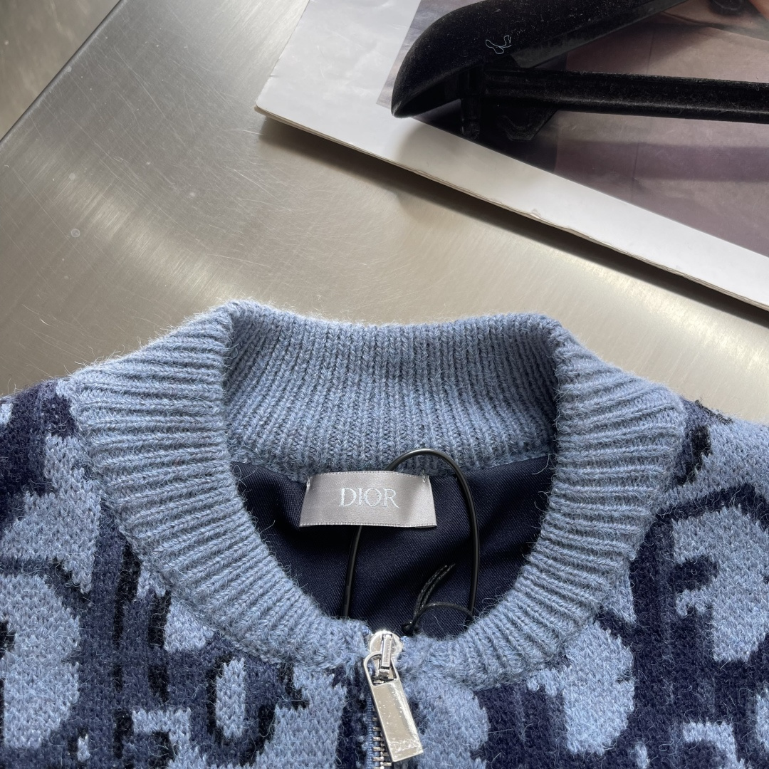 -Dio 全幅提花针织拉链外套采用60%羊毛，30棉，10%羊绒。内衬采用50%棉，50%粘胶纤维。提花