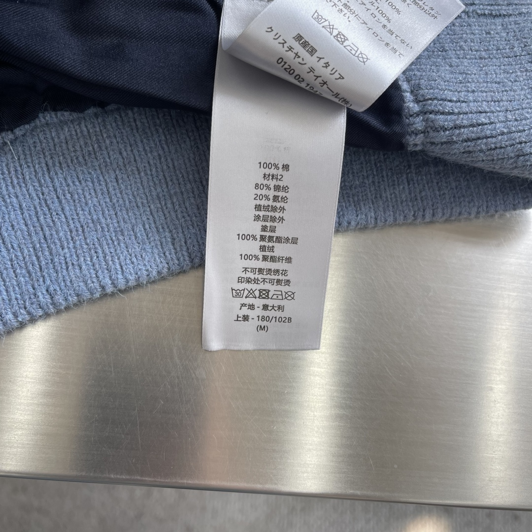 -Dio 全幅提花针织拉链外套采用60%羊毛，30棉，10%羊绒。内衬采用50%棉，50%粘胶纤维。提花