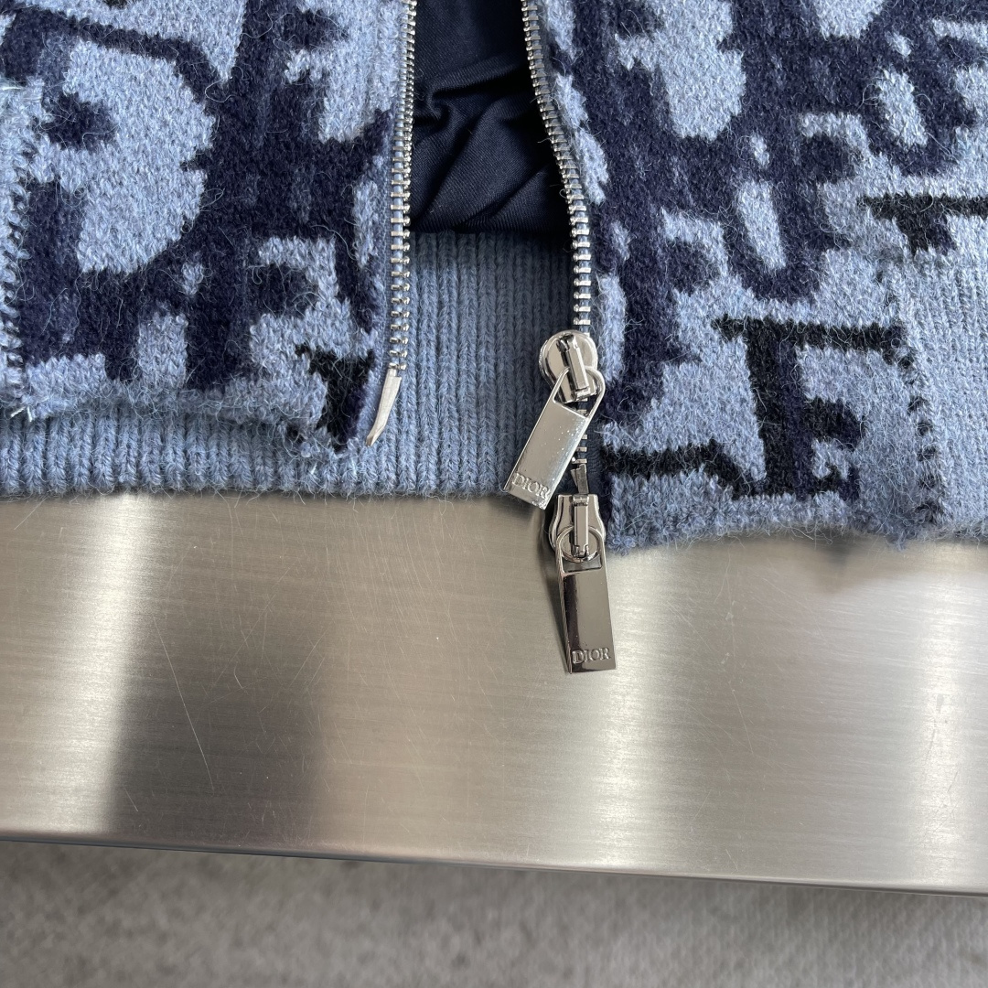 -Dio 全幅提花针织拉链外套采用60%羊毛，30棉，10%羊绒。内衬采用50%棉，50%粘胶纤维。提花