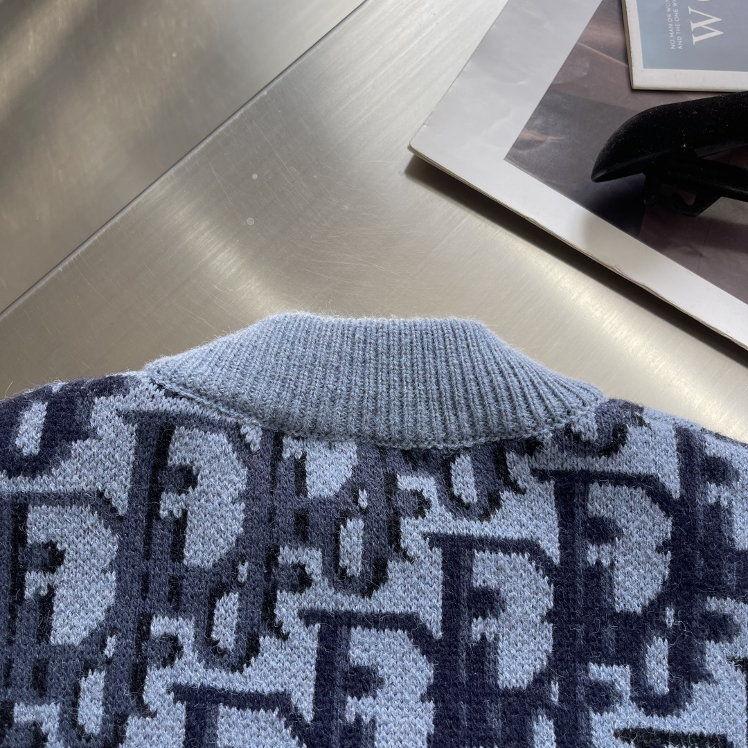 -Dio 全幅提花针织拉链外套采用60%羊毛，30棉，10%羊绒。内衬采用50%棉，50%粘胶纤维。提花