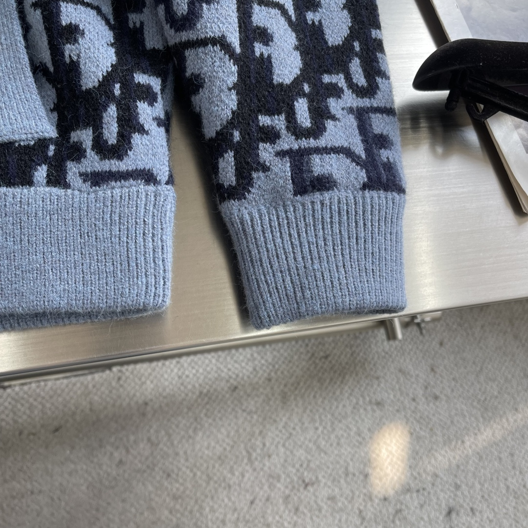 -Dio 全幅提花针织拉链外套采用60%羊毛，30棉，10%羊绒。内衬采用50%棉，50%粘胶纤维。提花