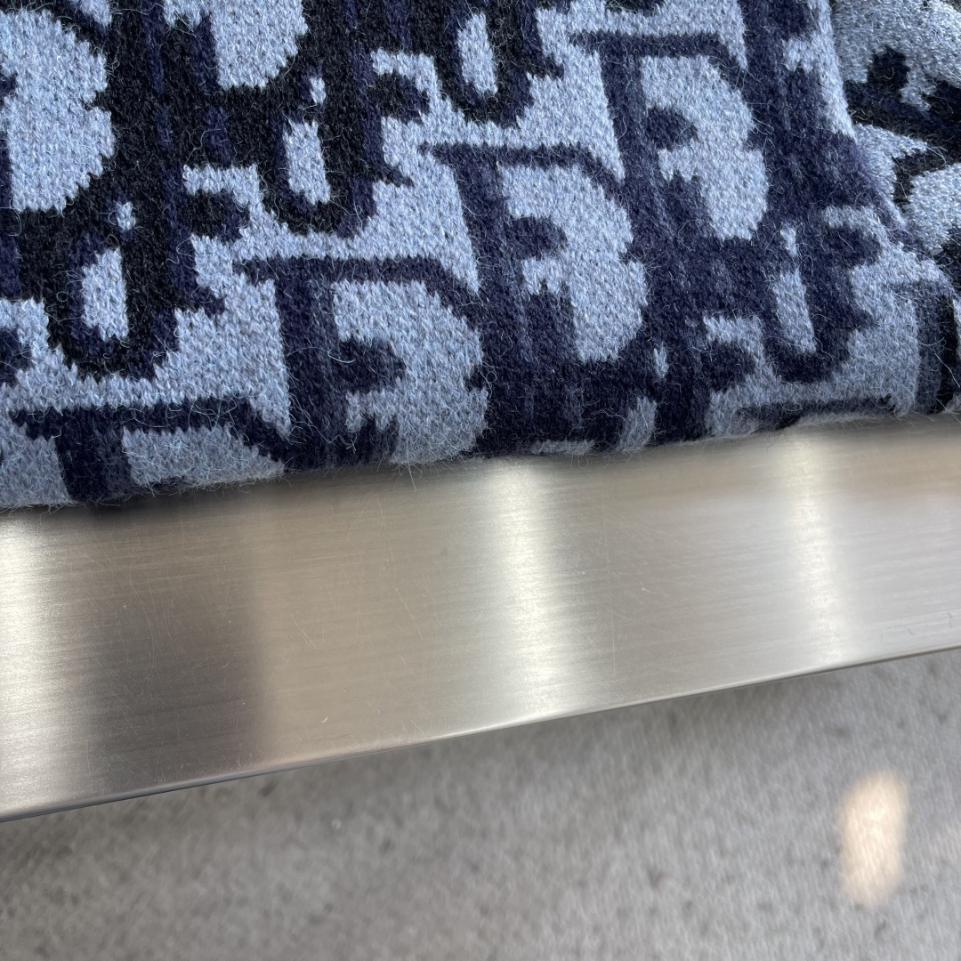 -Dio 全幅提花针织拉链外套采用60%羊毛，30棉，10%羊绒。内衬采用50%棉，50%粘胶纤维。提花