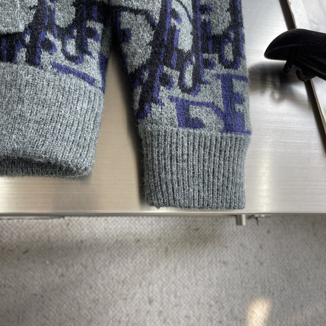 -Dio 全幅提花针织拉链外套采用60%羊毛，30棉，10%羊绒。内衬采用50%棉，50%粘胶纤维。提花