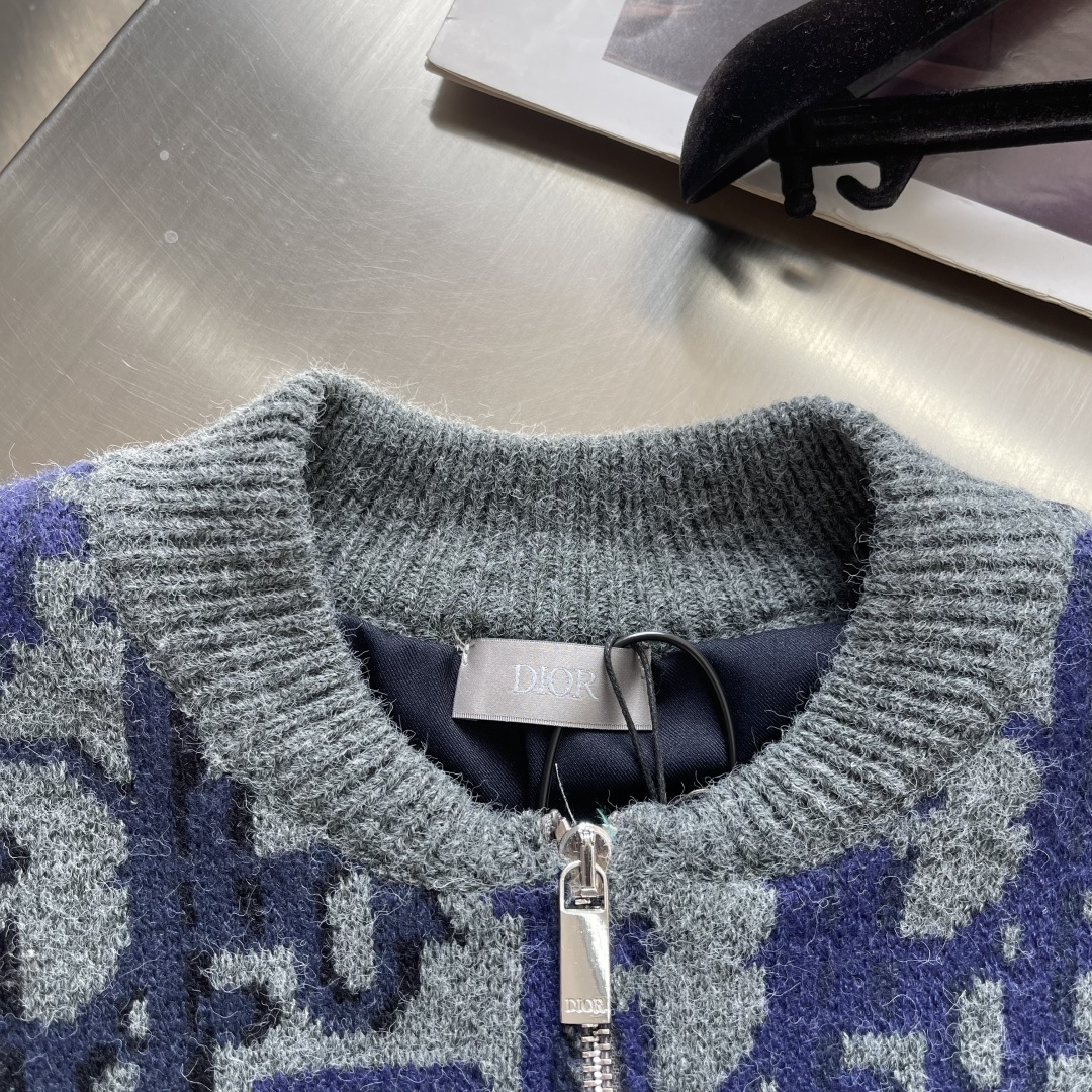 -Dio 全幅提花针织拉链外套采用60%羊毛，30棉，10%羊绒。内衬采用50%棉，50%粘胶纤维。提花