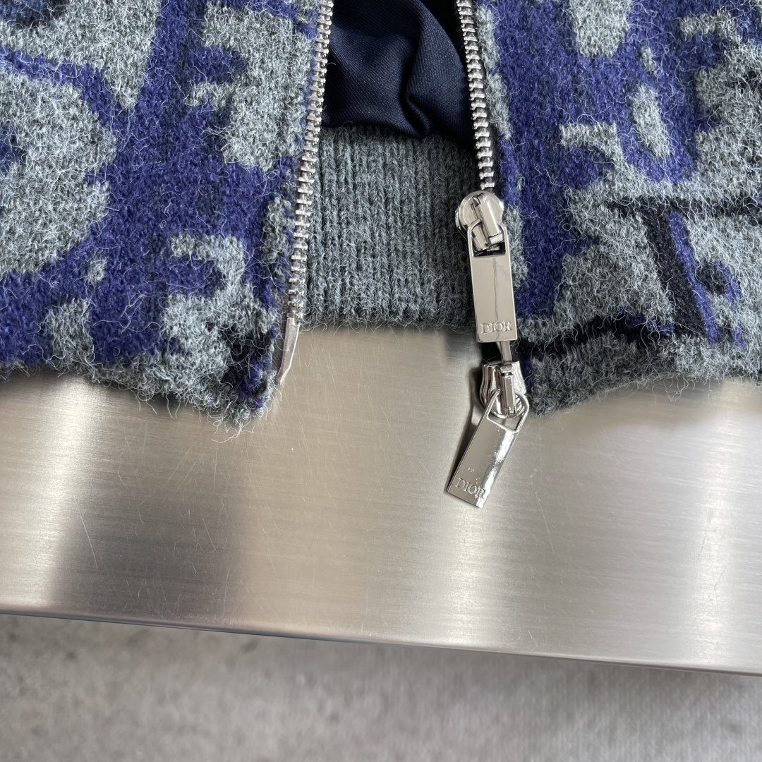 -Dio 全幅提花针织拉链外套采用60%羊毛，30棉，10%羊绒。内衬采用50%棉，50%粘胶纤维。提花