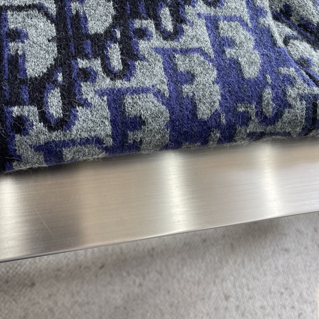 -Dio 全幅提花针织拉链外套采用60%羊毛，30棉，10%羊绒。内衬采用50%棉，50%粘胶纤维。提花