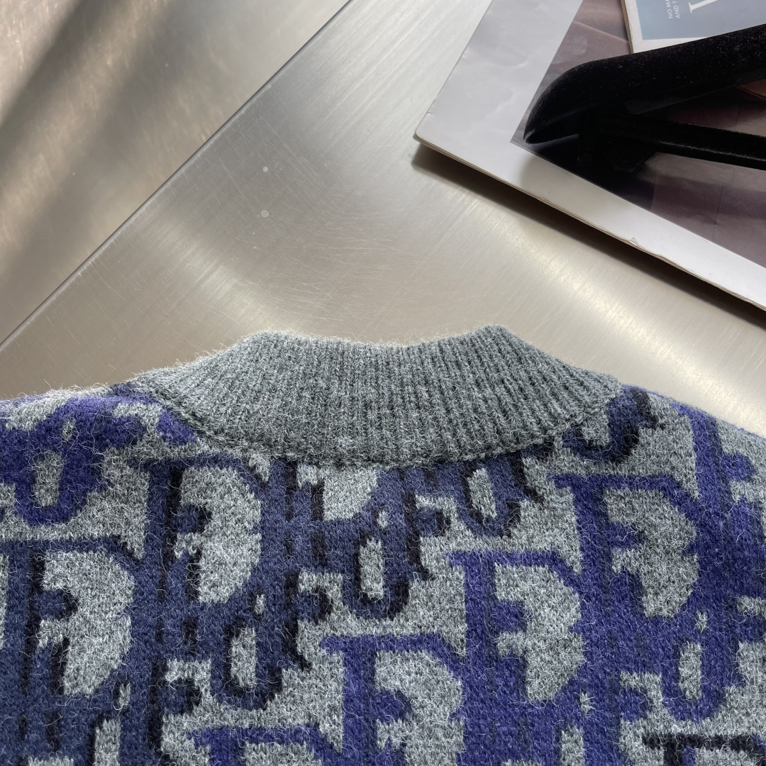 -Dio 全幅提花针织拉链外套采用60%羊毛，30棉，10%羊绒。内衬采用50%棉，50%粘胶纤维。提花