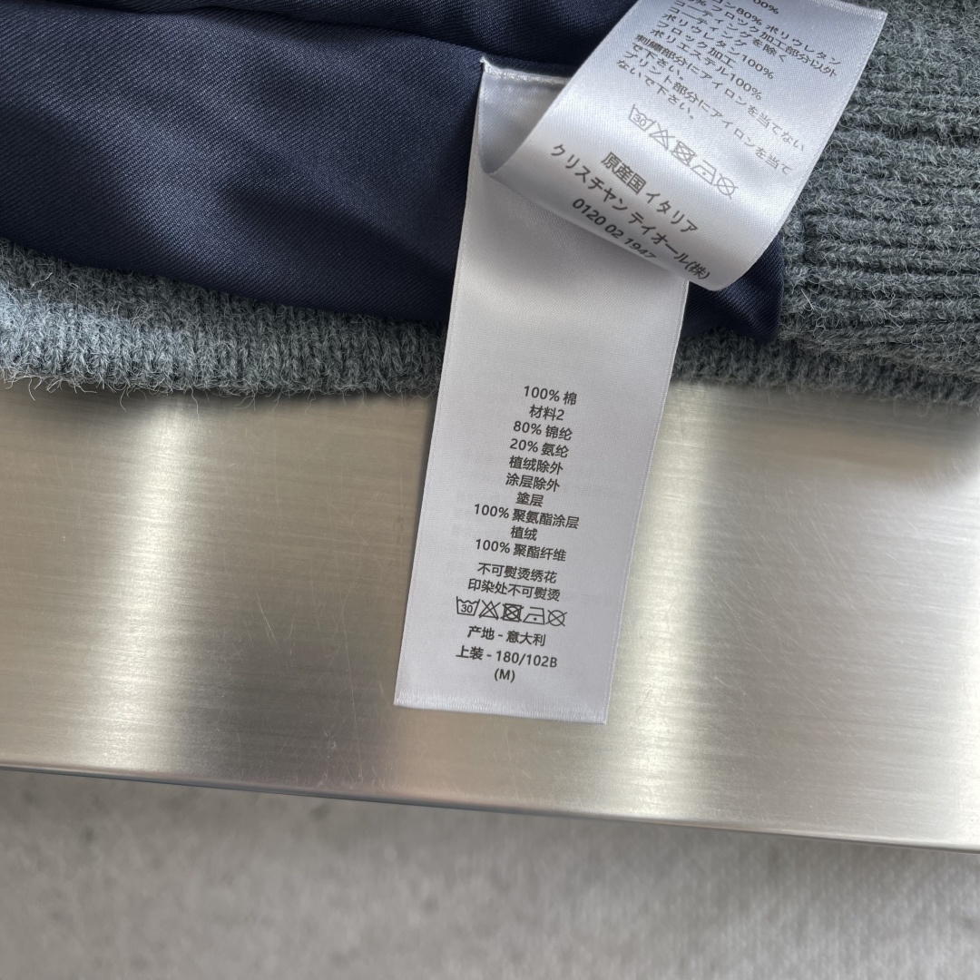 -Dio 全幅提花针织拉链外套采用60%羊毛，30棉，10%羊绒。内衬采用50%棉，50%粘胶纤维。提花