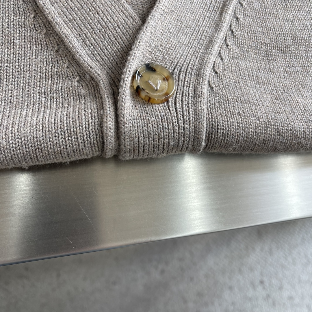 -Bottega Veneta BV 编织皮革毛衣开衫定制赭金尊纤羊绒纱 色泽饱满 细腻柔软 让一抹燕麦