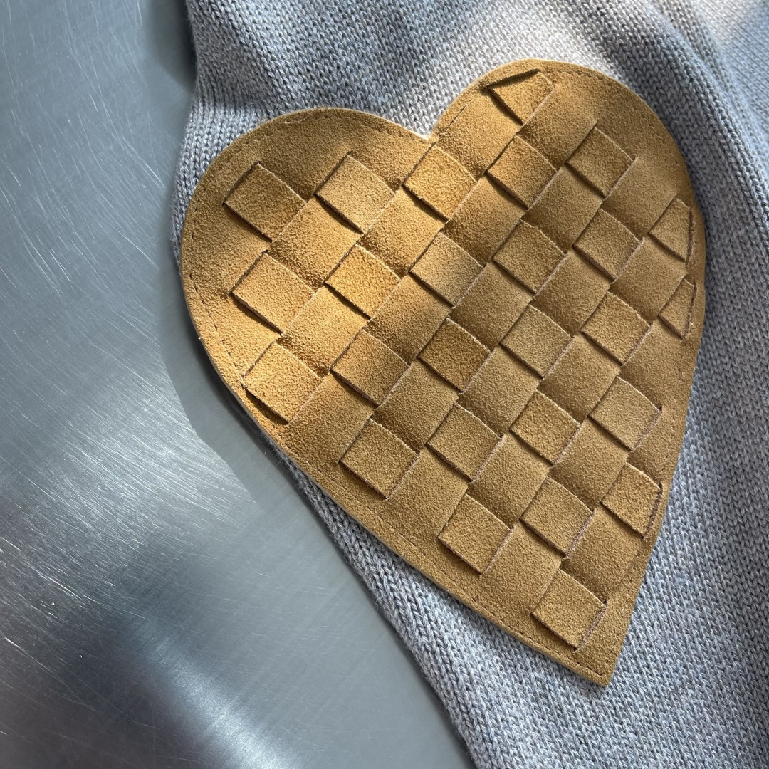 -Bottega Veneta BV 编织皮革毛衣开衫定制赭金尊纤羊绒纱 色泽饱满 细腻柔软 让一抹燕麦