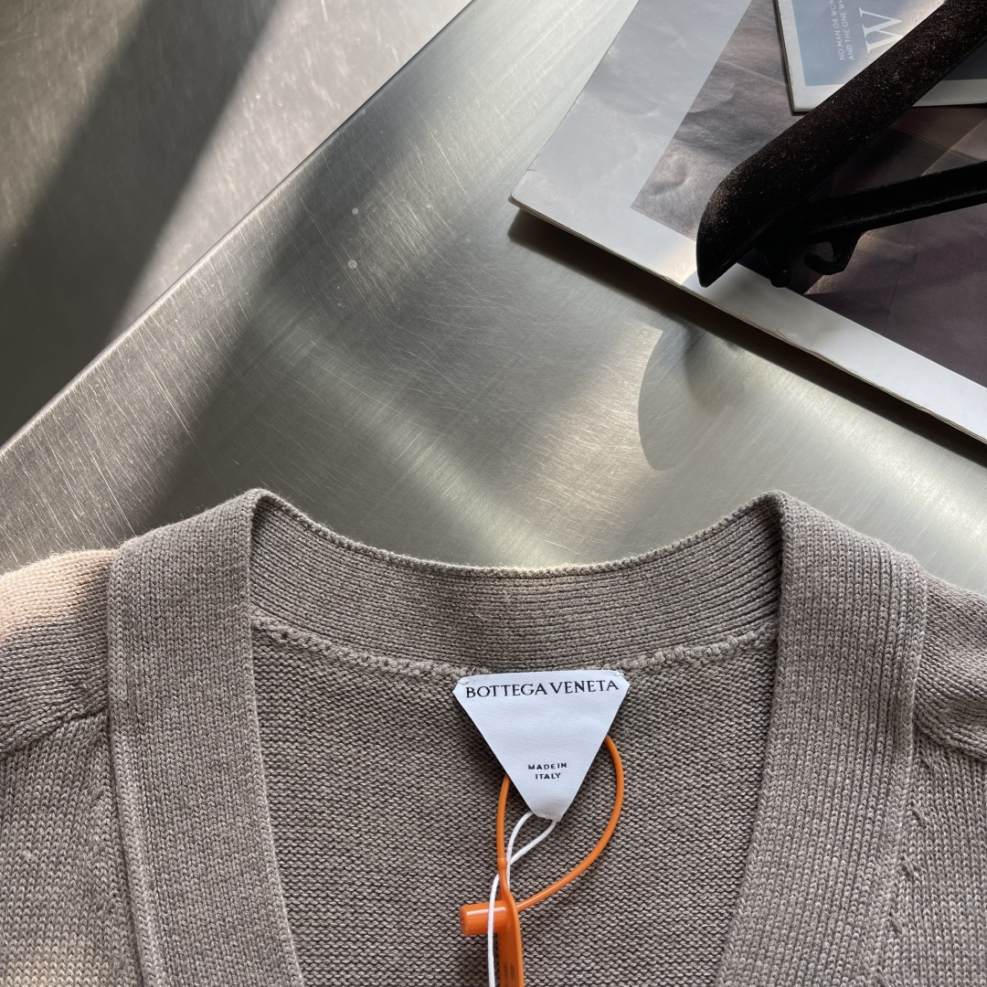 -Bottega Veneta BV 编织皮革毛衣开衫定制赭金尊纤羊绒纱 色泽饱满 细腻柔软 让一抹燕麦
