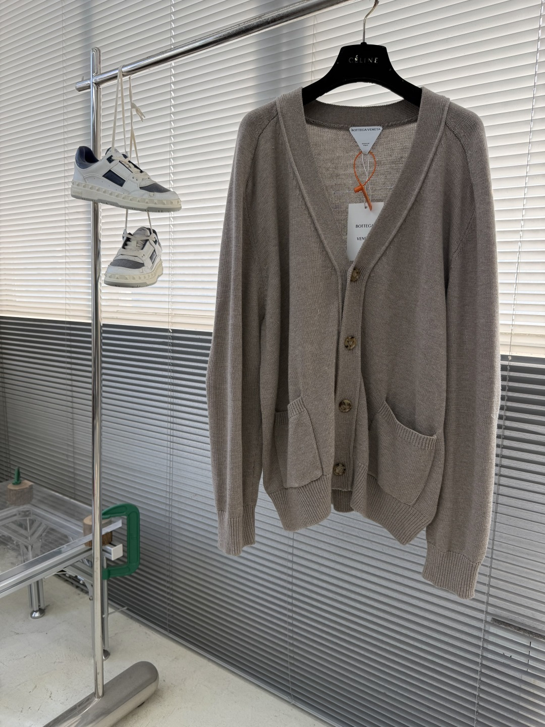 -Bottega Veneta BV 编织皮革毛衣开衫定制赭金尊纤羊绒纱 色泽饱满 细腻柔软 让一抹燕麦