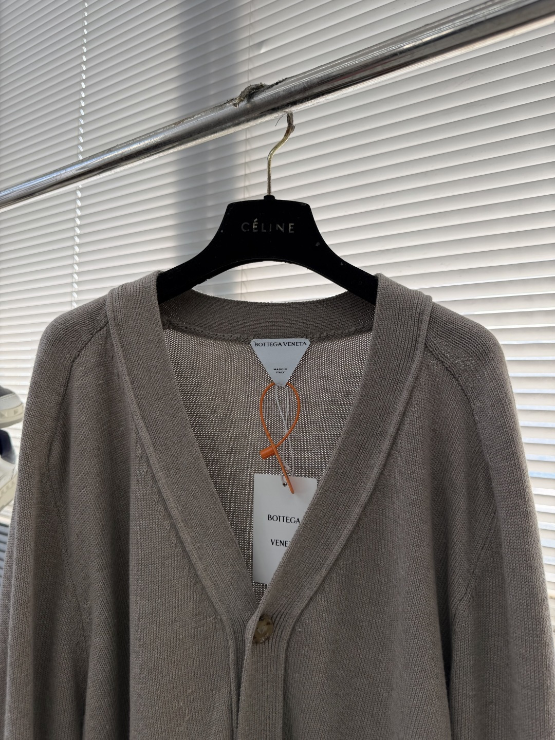 -Bottega Veneta BV 编织皮革毛衣开衫定制赭金尊纤羊绒纱 色泽饱满 细腻柔软 让一抹燕麦