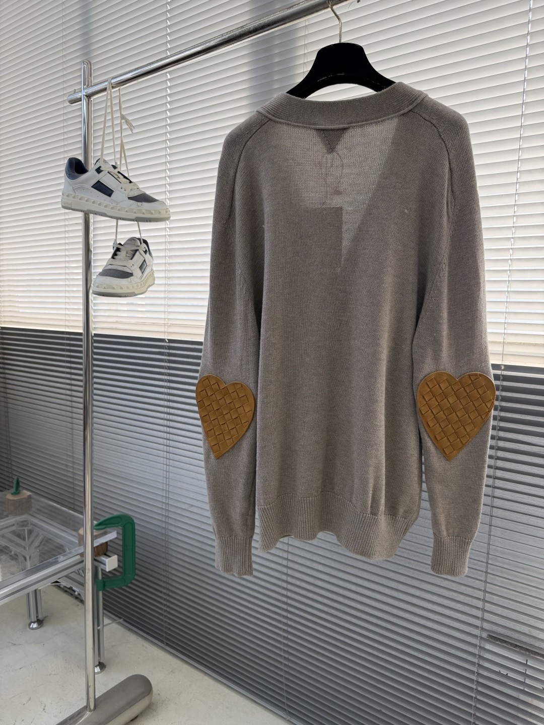 -Bottega Veneta BV 编织皮革毛衣开衫定制赭金尊纤羊绒纱 色泽饱满 细腻柔软 让一抹燕麦