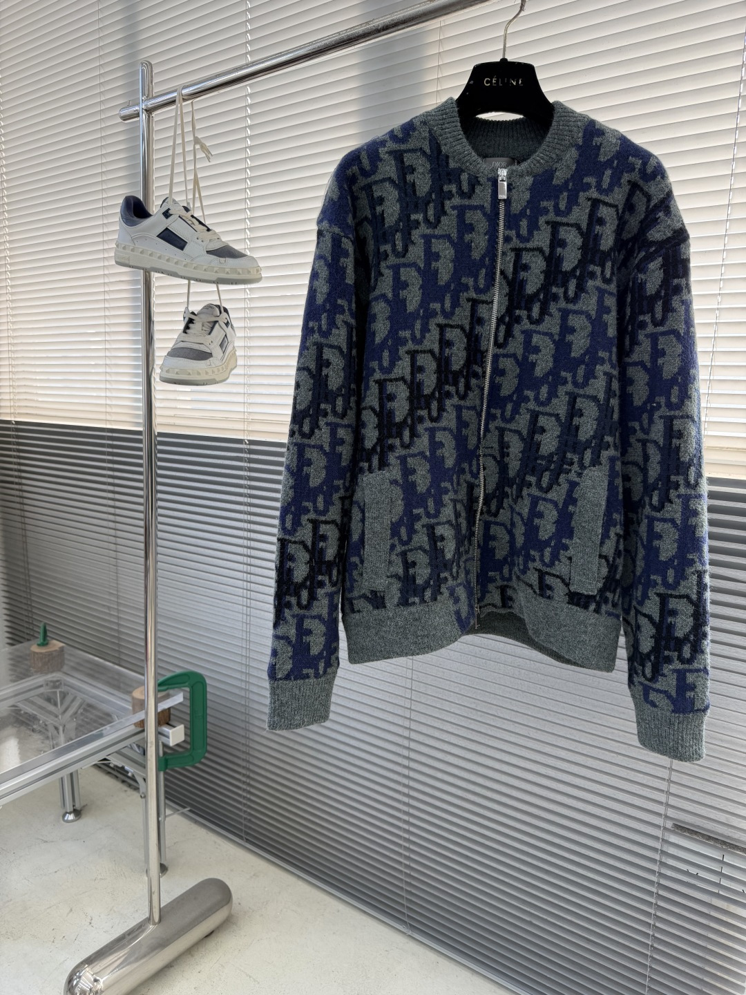 -Dio 全幅提花针织拉链外套采用60%羊毛，30棉，10%羊绒。内衬采用50%棉，50%粘胶纤维。提花