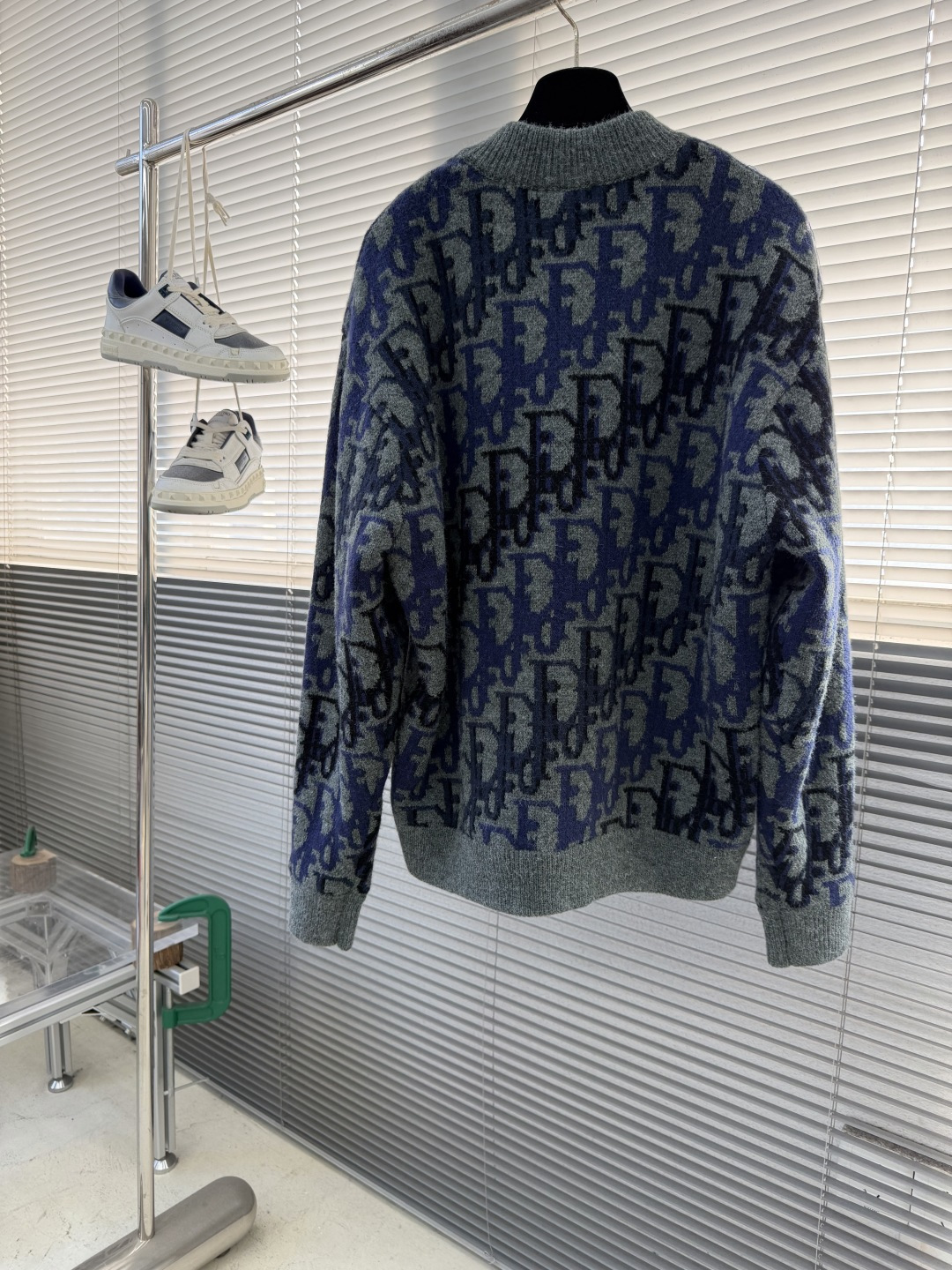 -Dio 全幅提花针织拉链外套采用60%羊毛，30棉，10%羊绒。内衬采用50%棉，50%粘胶纤维。提花