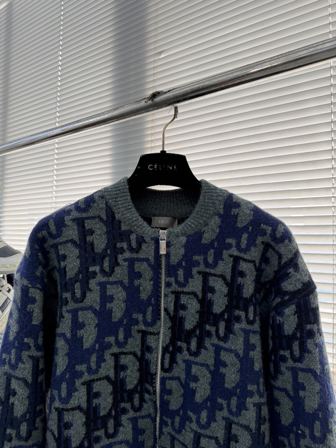 -Dio 全幅提花针织拉链外套采用60%羊毛，30棉，10%羊绒。内衬采用50%棉，50%粘胶纤维。提花