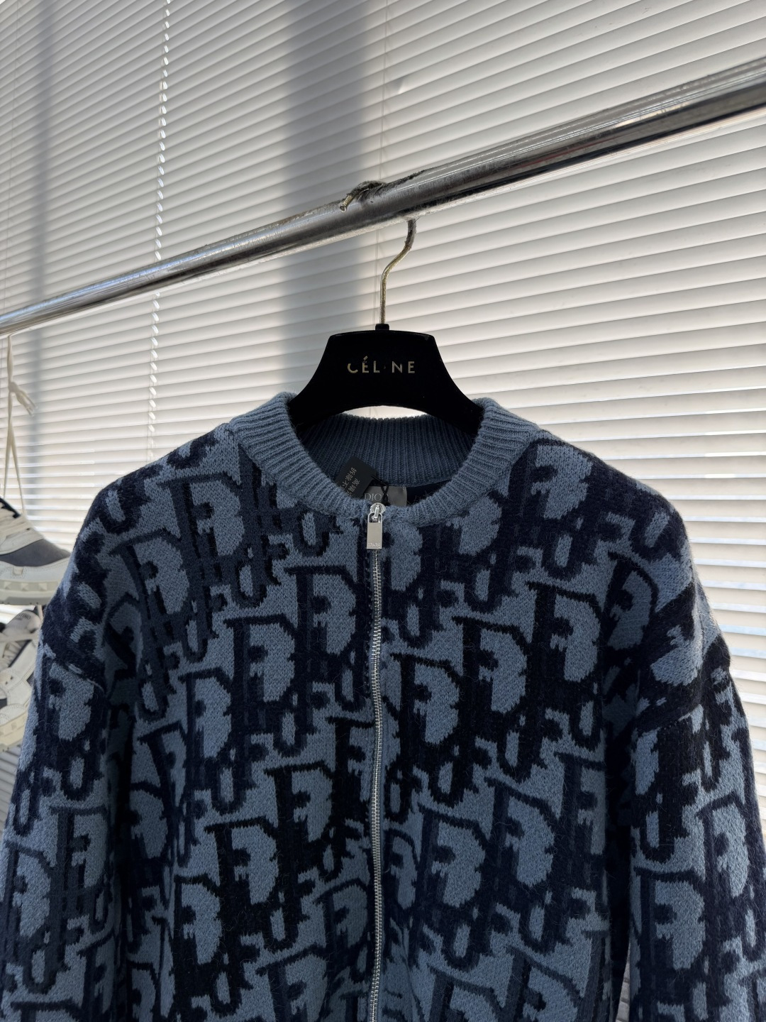 -Dio 全幅提花针织拉链外套采用60%羊毛，30棉，10%羊绒。内衬采用50%棉，50%粘胶纤维。提花