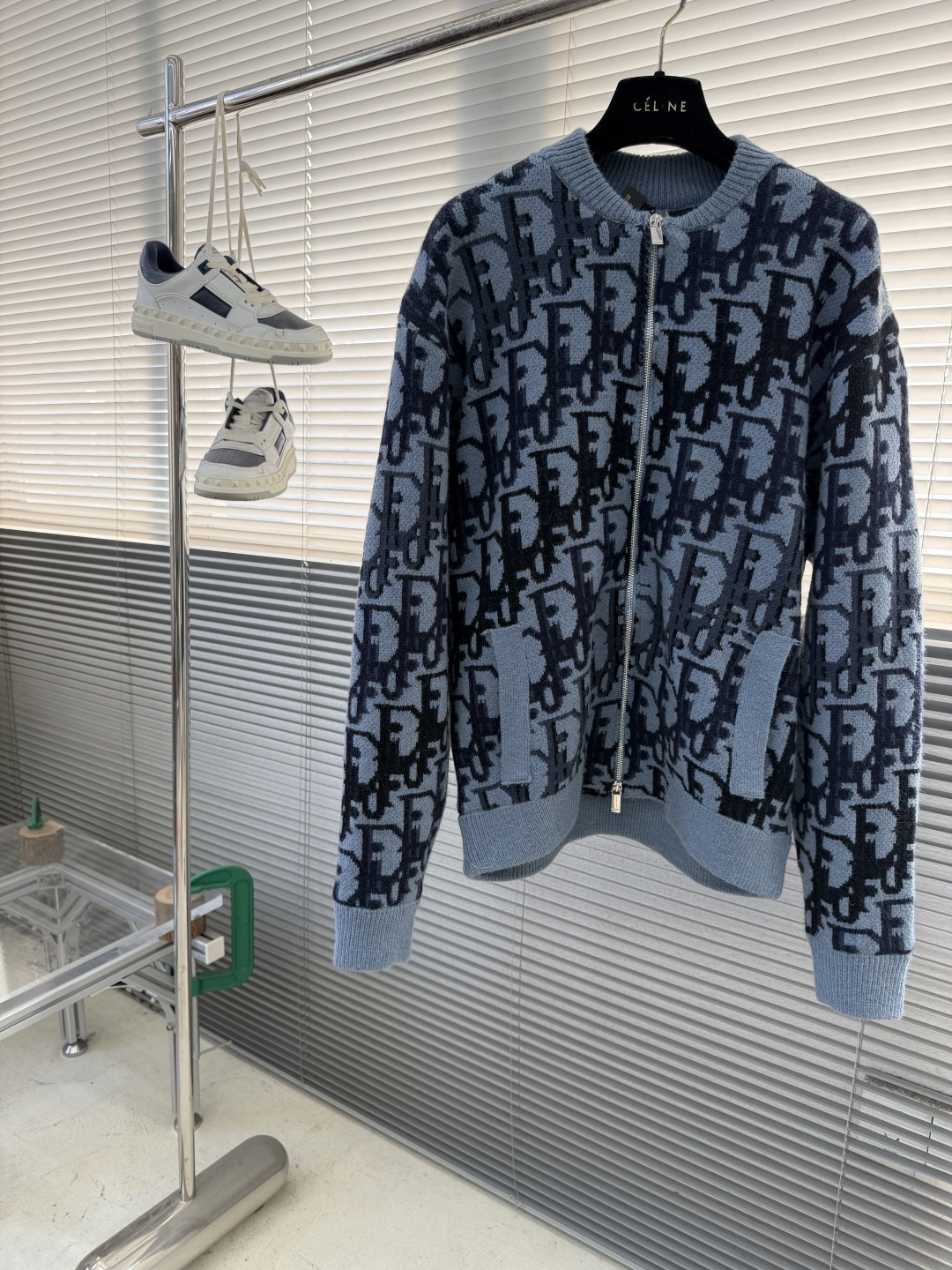 -Dio 全幅提花针织拉链外套采用60%羊毛，30棉，10%羊绒。内衬采用50%棉，50%粘胶纤维。提花