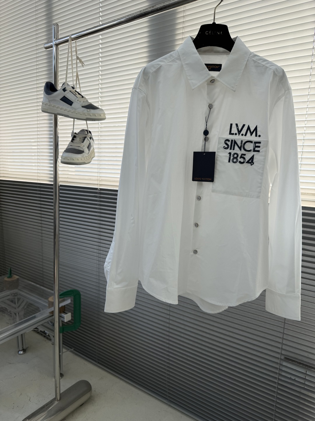 NO:743717,-Donkey brand 26ss new long-sleeved logo shirt. This crisp shirt is cut from cotton poplin and is more sophisticated with the 1V Legacy logo from the 2026 spring and summer show. Inspired by the history of Louis Vuitton personalized luggage, the chest pocket is printed with L.V.M. letters in contrasting colors to simulate a hand-painted effect. This versatile piece can be matched with formal and everyday looks. Size S.M.L.XL Length 75 76.5 78  79.5 Bust 112 116 120 124 Shoulder width 50 51.5 53 54.5,Louis Vuitton-clothing,louis vuitton,louis vuitton,shirts,19860909-驴牌26ss新款长袖标识衬衫本款由棉质府绸剪裁的挺括衬衫,因 2026 年春夏秀场的 1V Legacy 标识而更显精致.灵感源自路易威登个性化行李箱的历史,胸前口袋处印有模拟手绘效果的对比色 L.V.M.字母.本款多功能单品可搭配正式与日常造型. 码数S.M.L.XL 衣长75 76.5 78 79.5 胸围 112 116 120 124 肩宽50 51.5 53 54.5,路易威登-服装,louis vuitton,louis vuitton,shirts,,Women's clothing