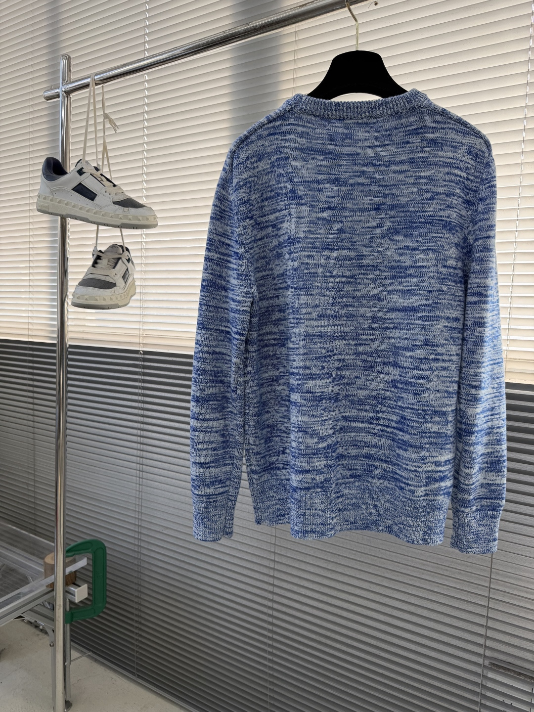 -CELIN 拼纱logo刺绣毛衣克重：约800克。该毛衣采用高领针织工艺，领口纹理紧密且富有弹性，既保