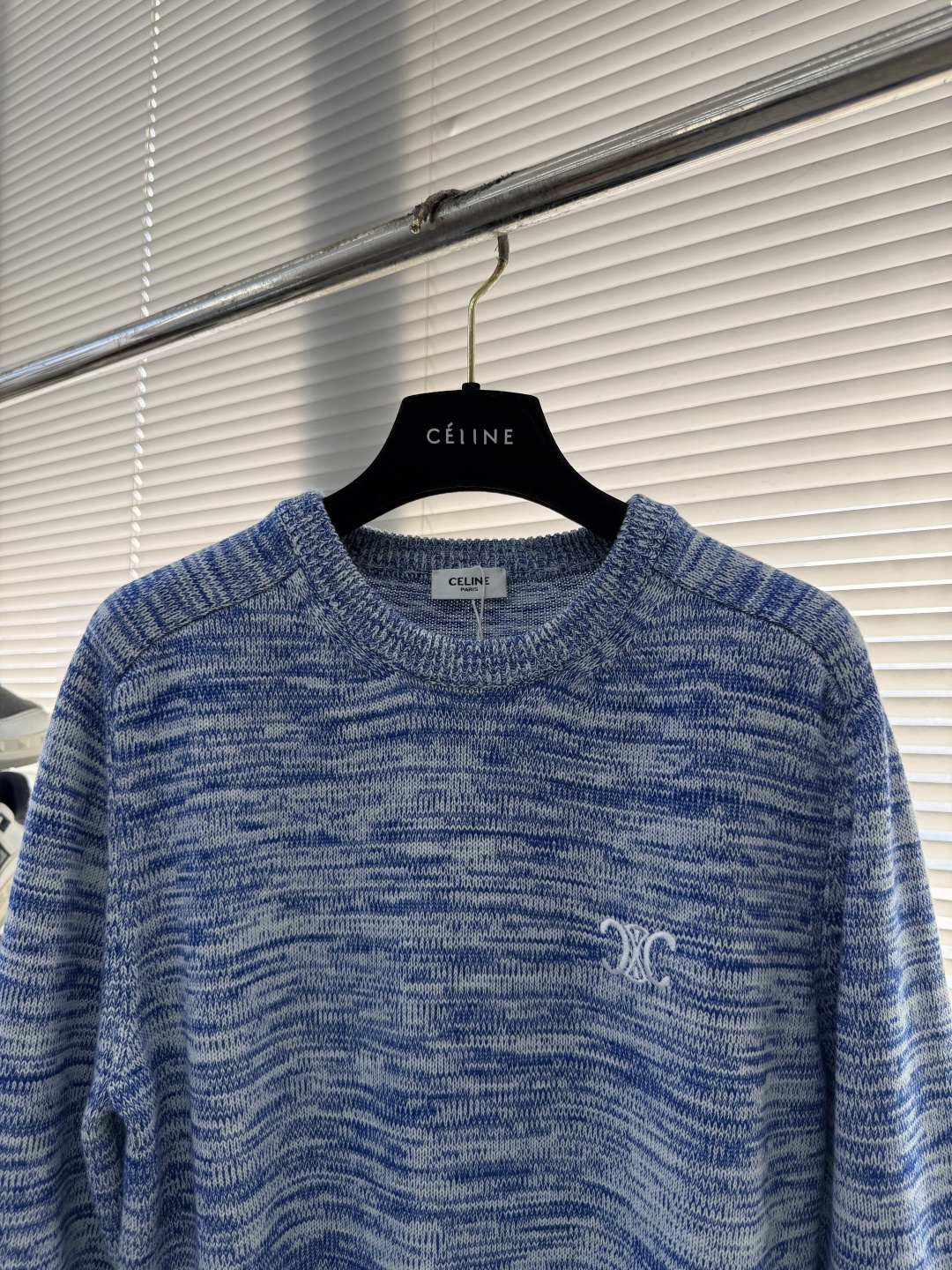 -CELIN 拼纱logo刺绣毛衣克重：约800克。该毛衣采用高领针织工艺，领口纹理紧密且富有弹性，既保