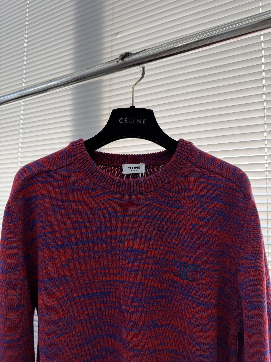 -CELIN 拼纱logo刺绣毛衣克重：约800克。该毛衣采用高领针织工艺，领口纹理紧密且富有弹性，既保