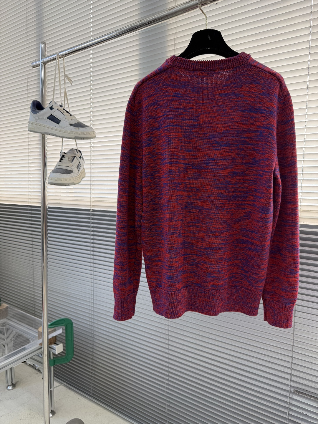 -CELIN 拼纱logo刺绣毛衣克重：约800克。该毛衣采用高领针织工艺，领口纹理紧密且富有弹性，既保