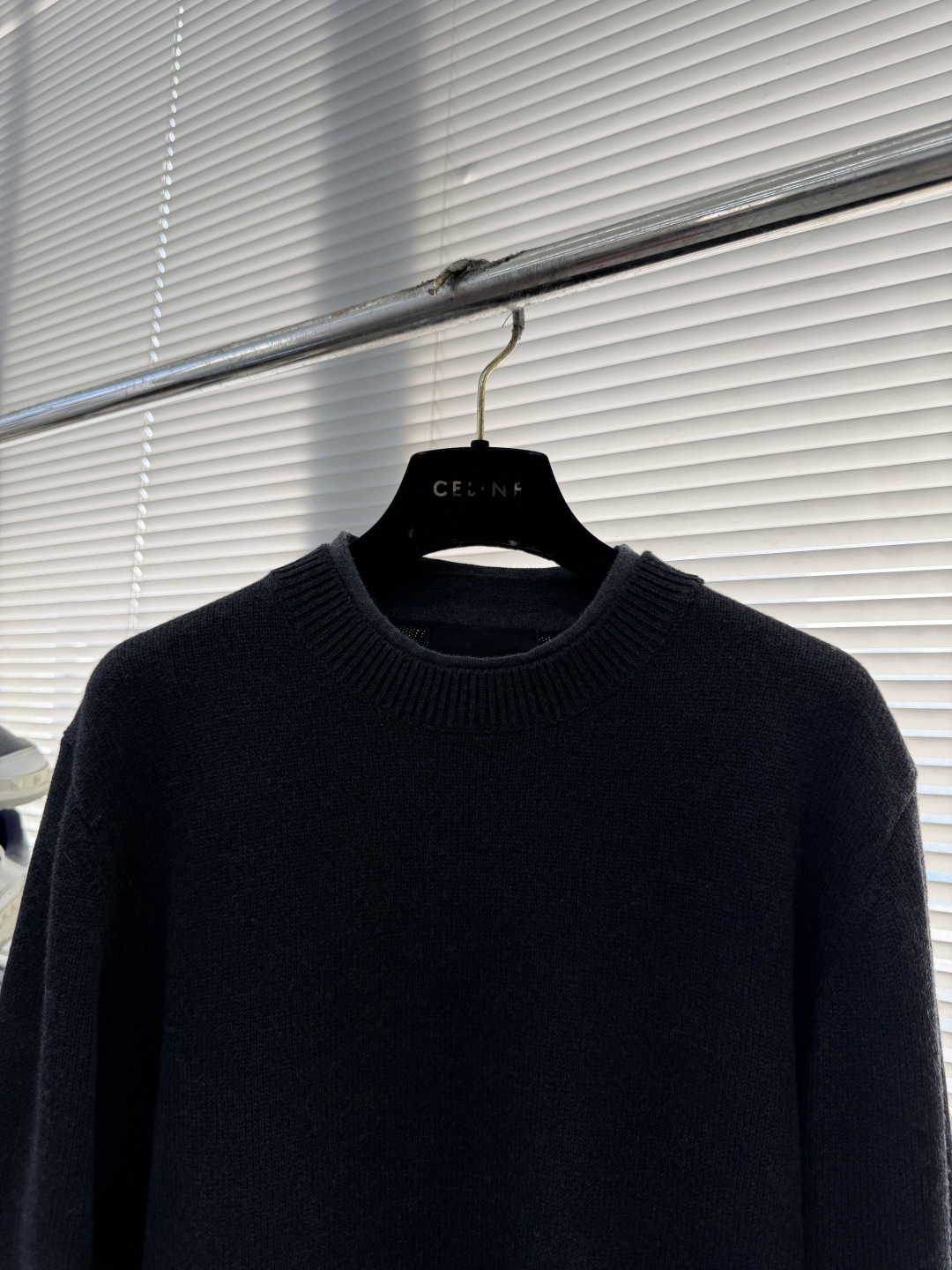 -PRAD 假两件针织毛衣这款PD针织圆领上衣采用意大利进口的高支混纺羊毛纱线织造，经双股并线工艺处理，