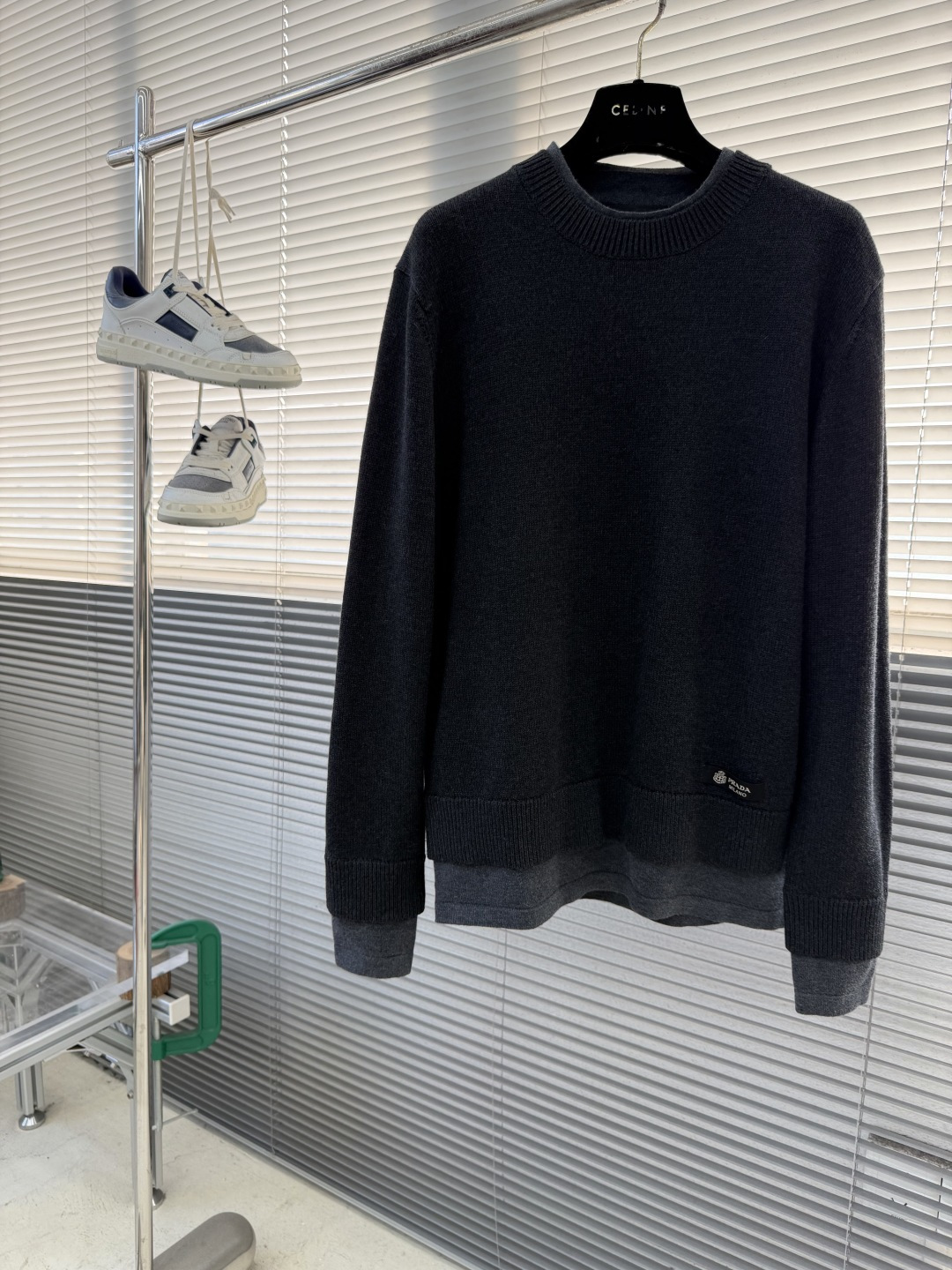 -PRAD 假两件针织毛衣这款PD针织圆领上衣采用意大利进口的高支混纺羊毛纱线织造，经双股并线工艺处理，