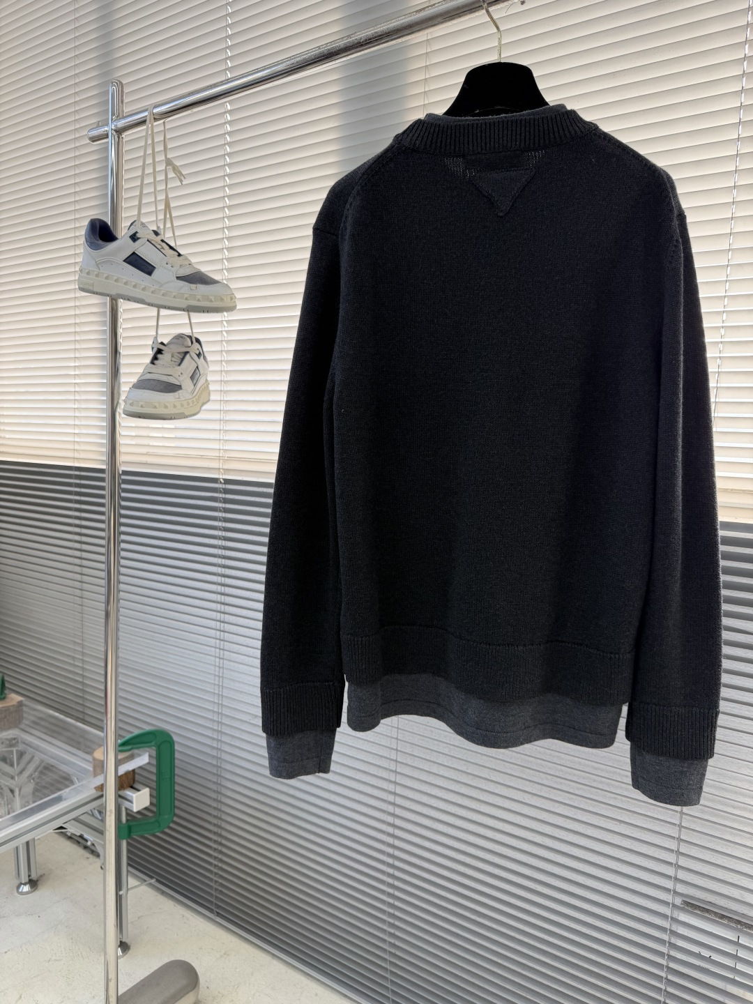 -PRAD 假两件针织毛衣这款PD针织圆领上衣采用意大利进口的高支混纺羊毛纱线织造，经双股并线工艺处理，