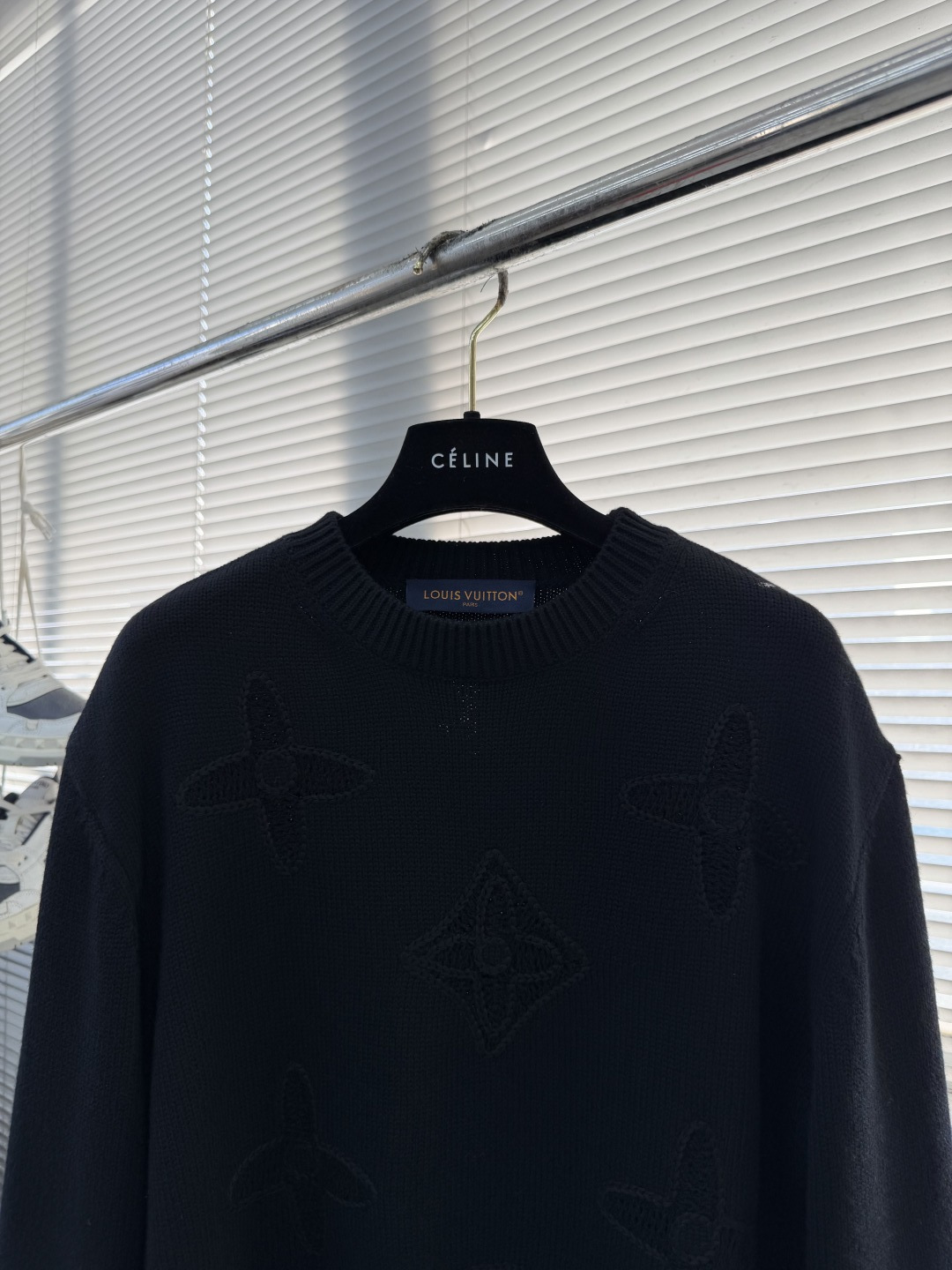 -驴牌 26SS暗纹提花毛衣精选高品质的羊毛与羊绒原料，按照一定的比例进行混纺。羊毛提供保暖性和耐用性，