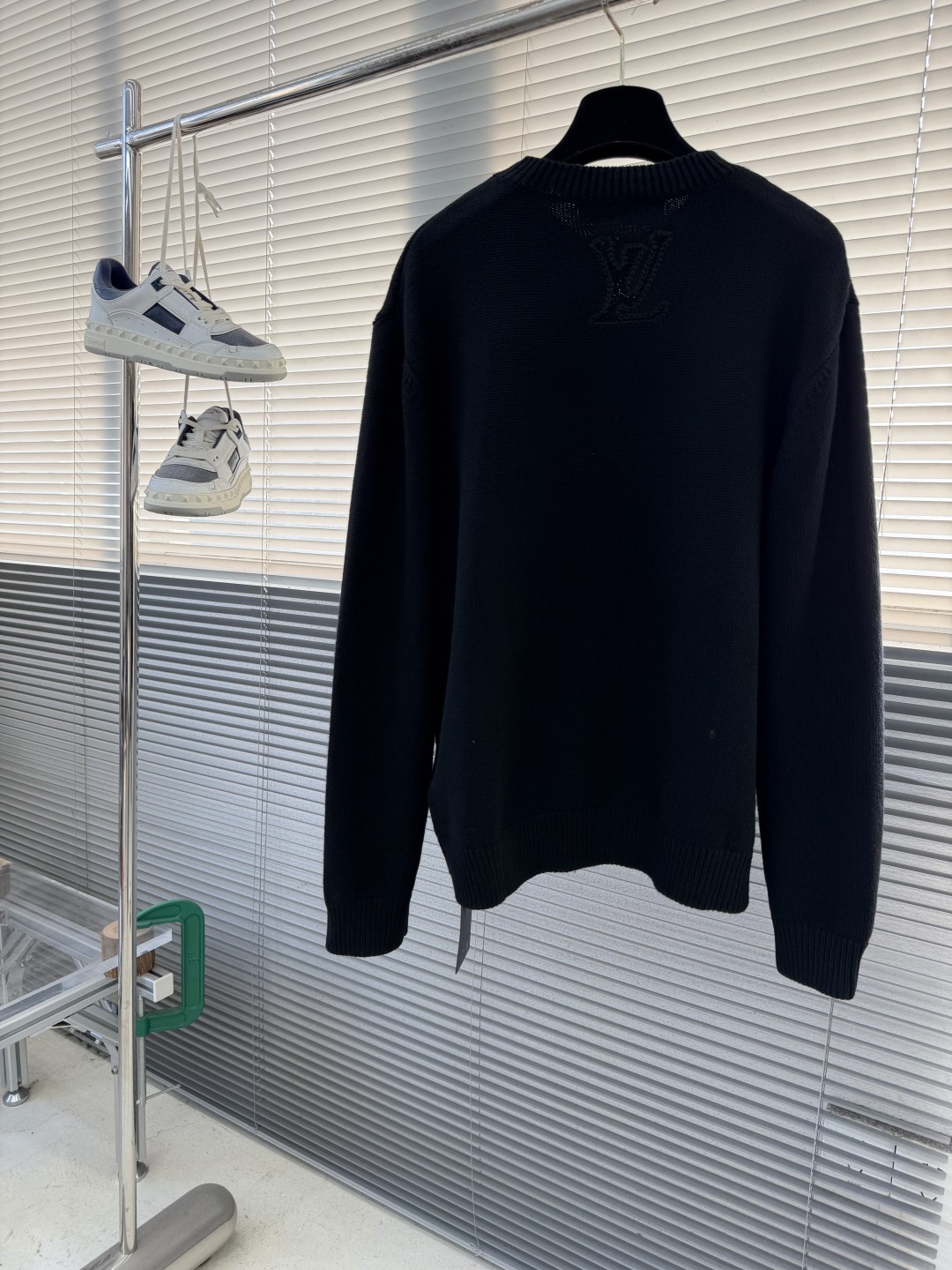 -驴牌 26SS暗纹提花毛衣精选高品质的羊毛与羊绒原料，按照一定的比例进行混纺。羊毛提供保暖性和耐用性，