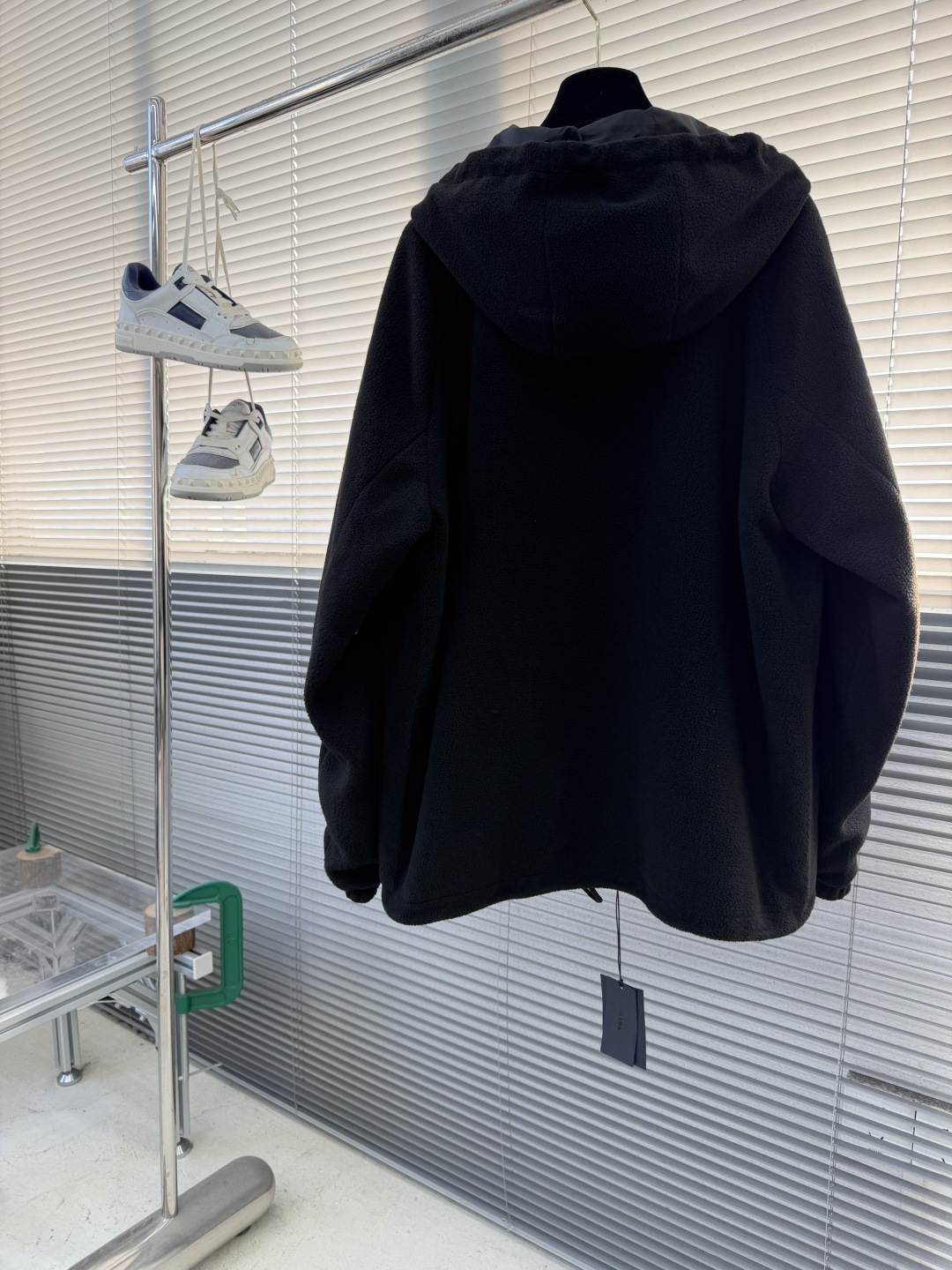 -PRAD 26ss摇粒绒夹克主要原料为聚酯纤维混纺羊毛原料经过清洗和预处理，以去除杂质。纱线通过织机织