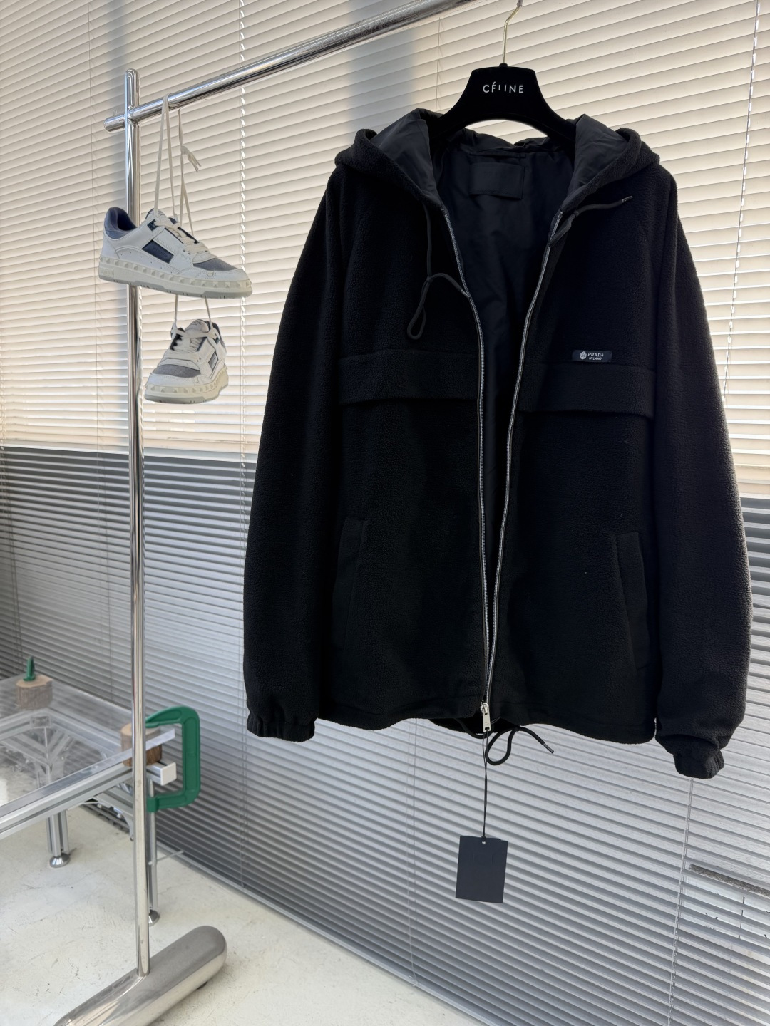 -PRAD 26ss摇粒绒夹克主要原料为聚酯纤维混纺羊毛原料经过清洗和预处理，以去除杂质。纱线通过织机织