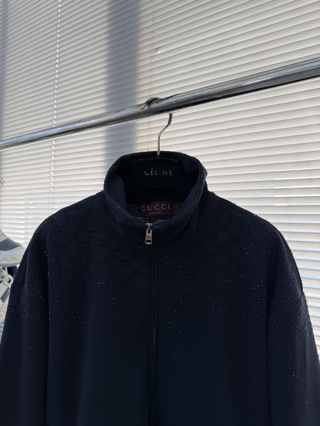 -GUCC 烫钻拉链高领外套采用32支双珠代，定织超厚版。螺纹采用双层加厚纯棉扁机罗纹。门禁拉链采用电镀