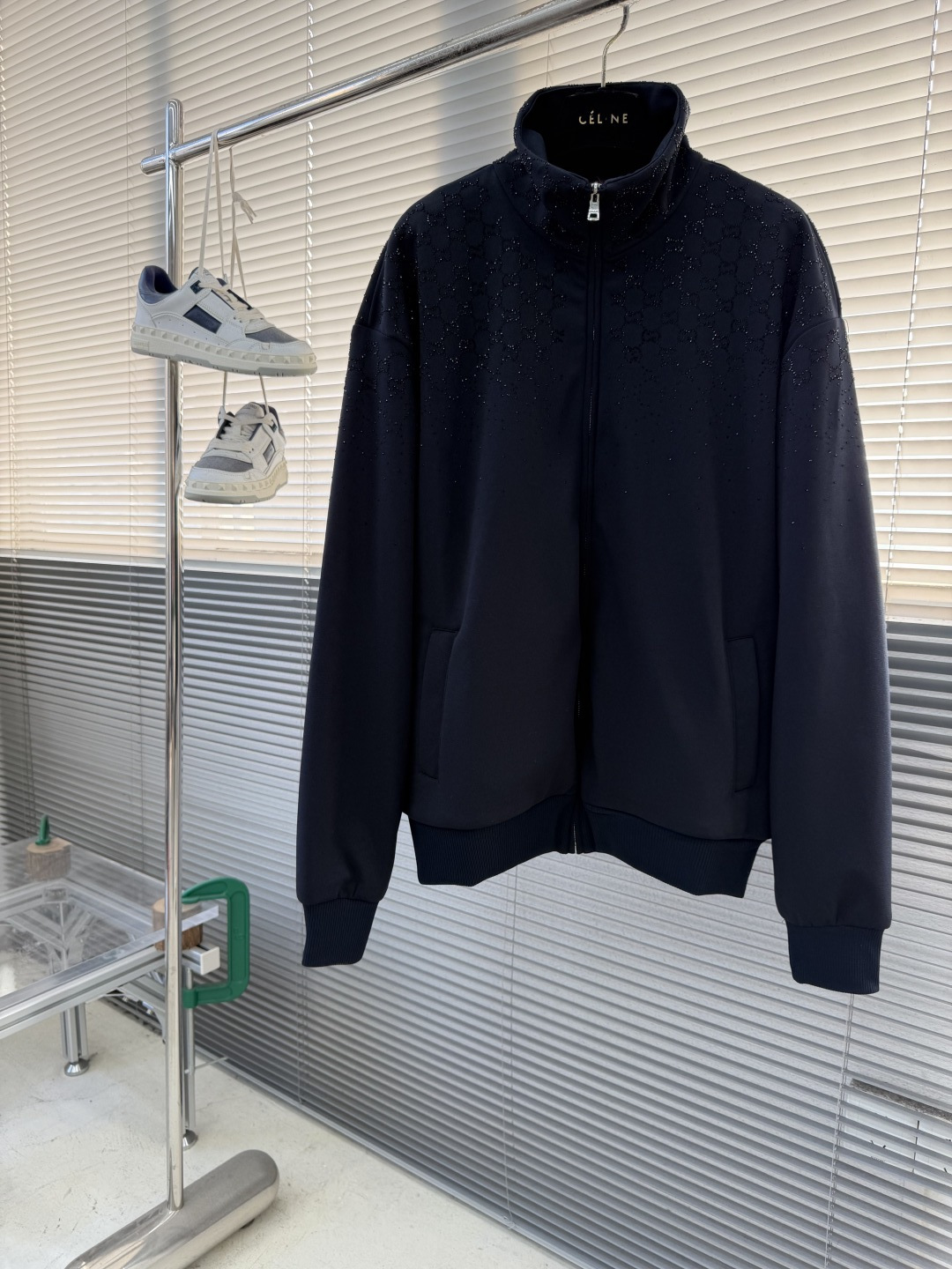 -GUCC 烫钻拉链高领外套采用32支双珠代，定织超厚版。螺纹采用双层加厚纯棉扁机罗纹。门禁拉链采用电镀