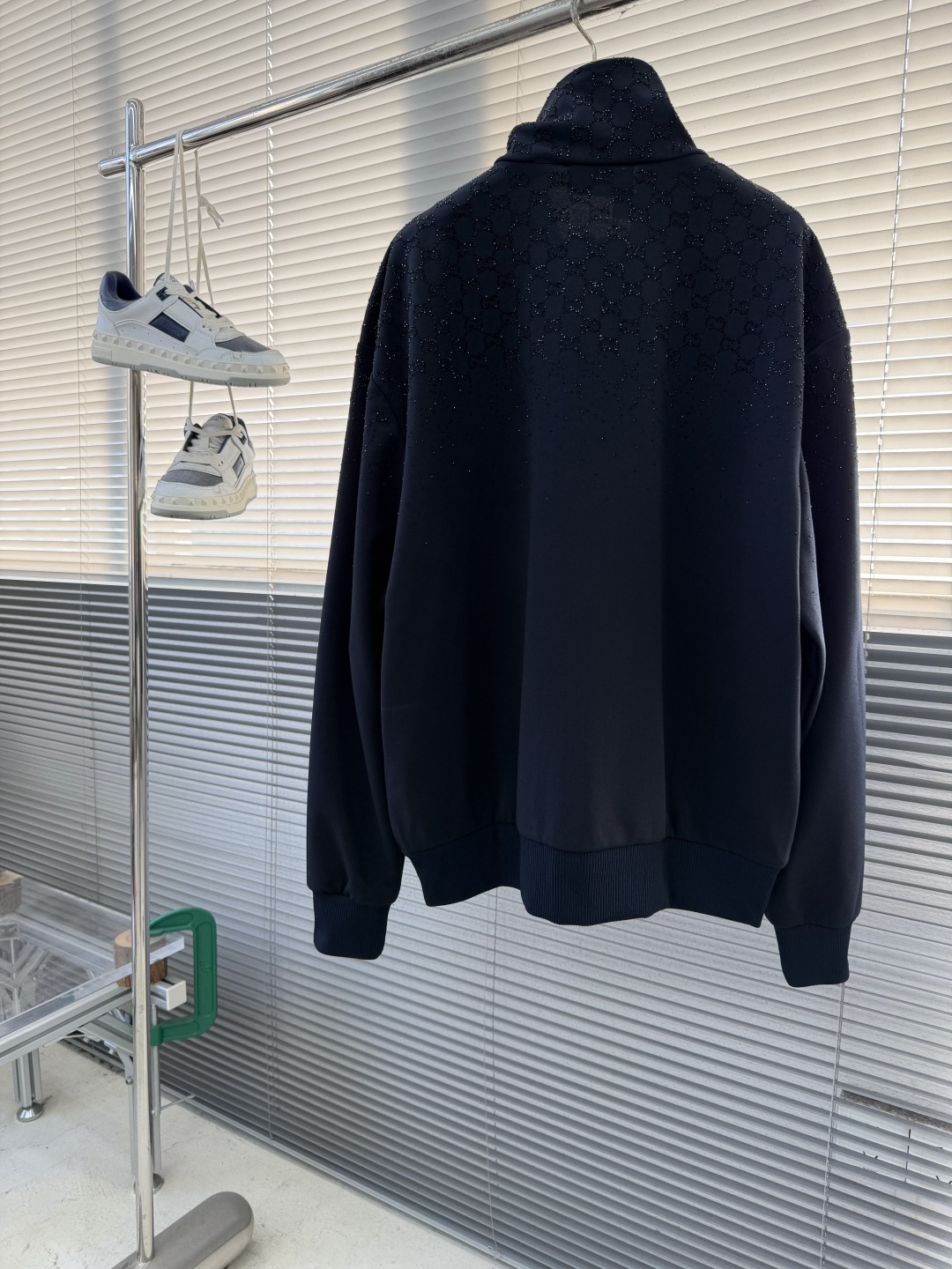 -GUCC 烫钻拉链高领外套采用32支双珠代，定织超厚版。螺纹采用双层加厚纯棉扁机罗纹。门禁拉链采用电镀