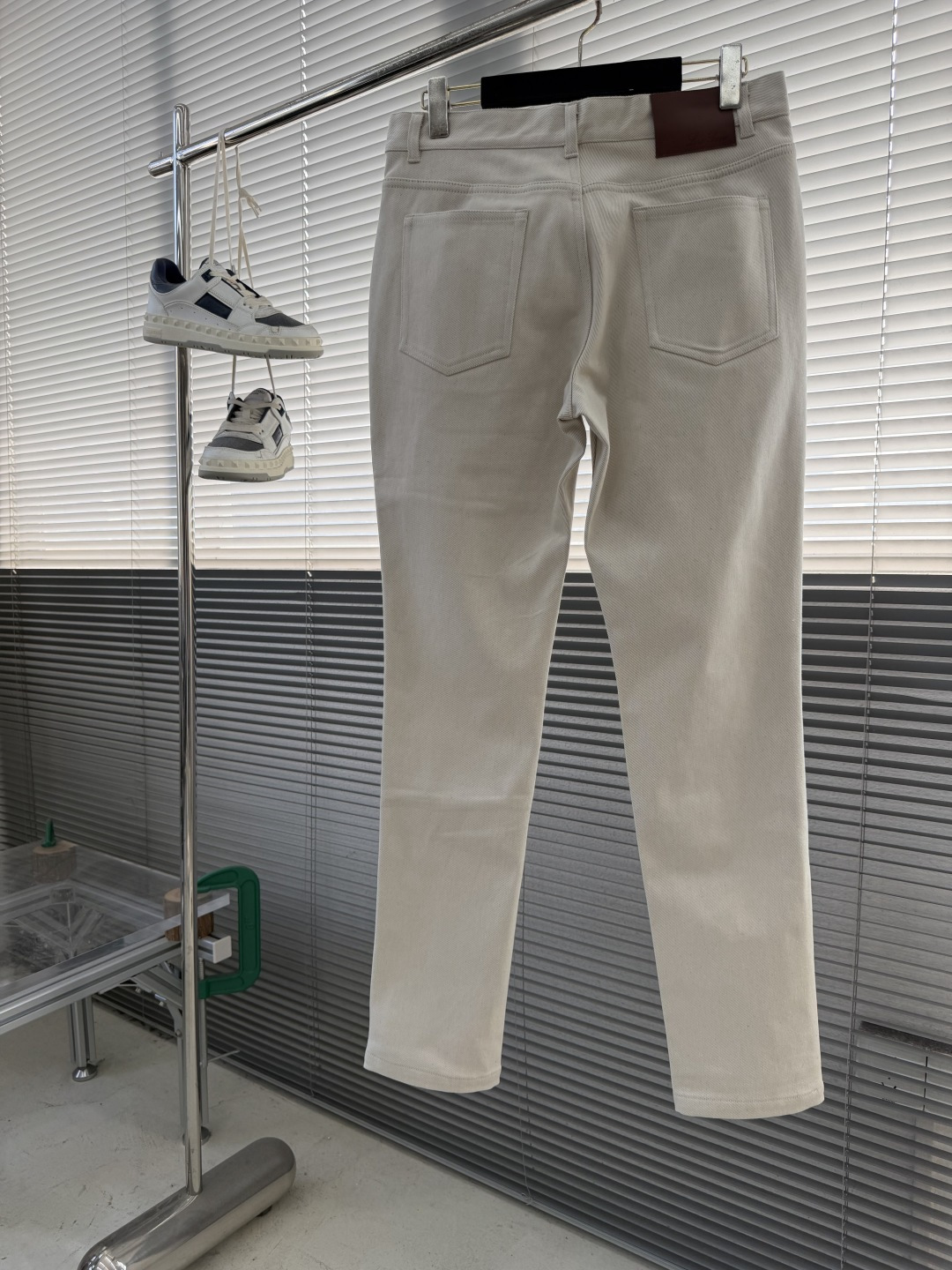 -Loro Piana Quarona 男士五口袋牛仔长裤采用棉质混纺牛仔面料制成，成衣染色和精致细节、