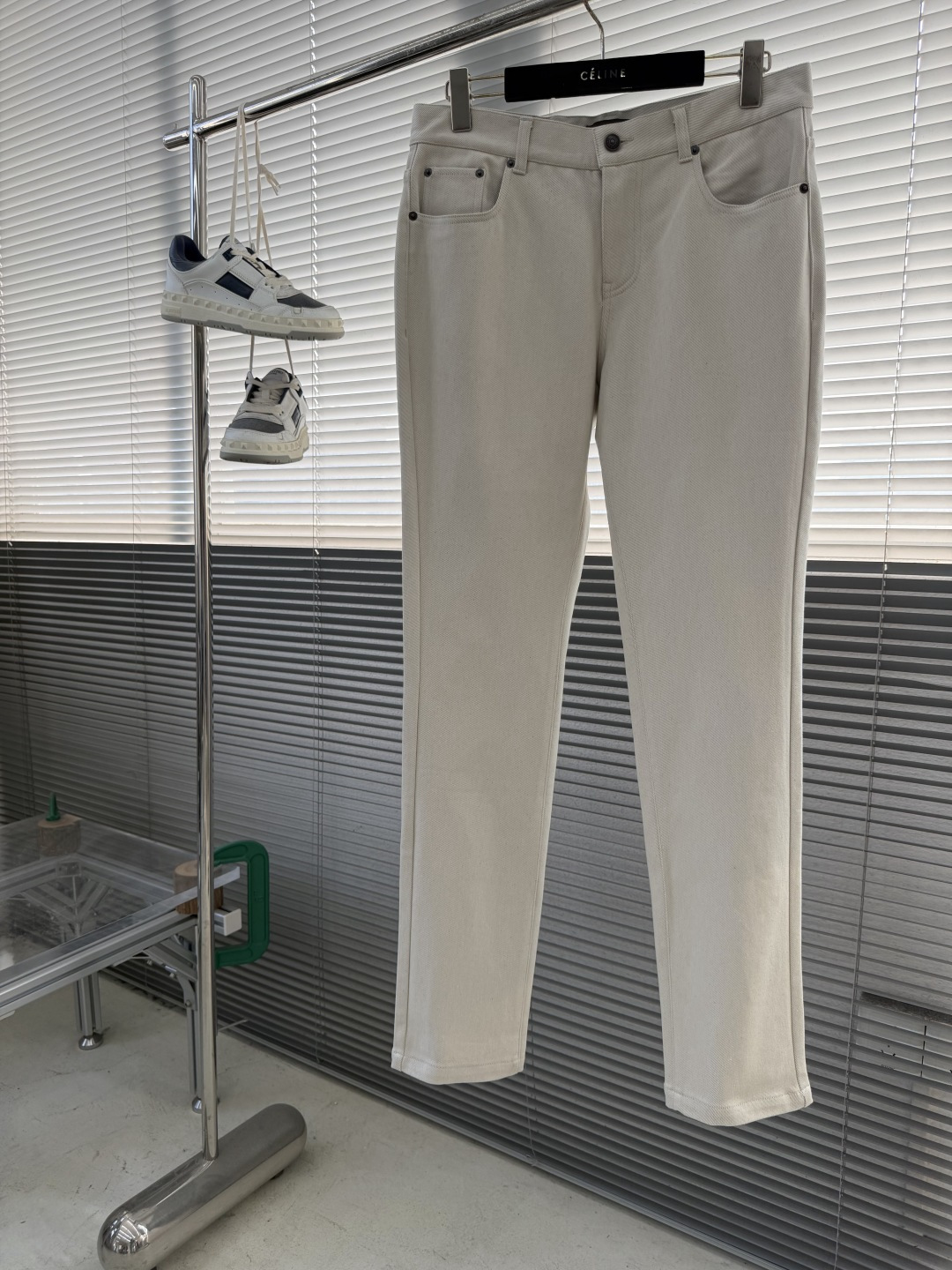 -Loro Piana Quarona 男士五口袋牛仔长裤采用棉质混纺牛仔面料制成，成衣染色和精致细节、