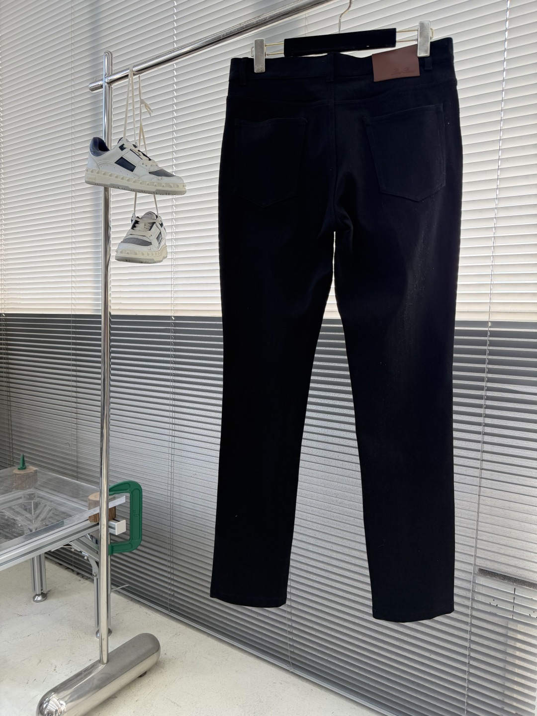 -Loro Piana Quarona 男士五口袋牛仔长裤采用棉质混纺牛仔面料制成，成衣染色和精致细节、